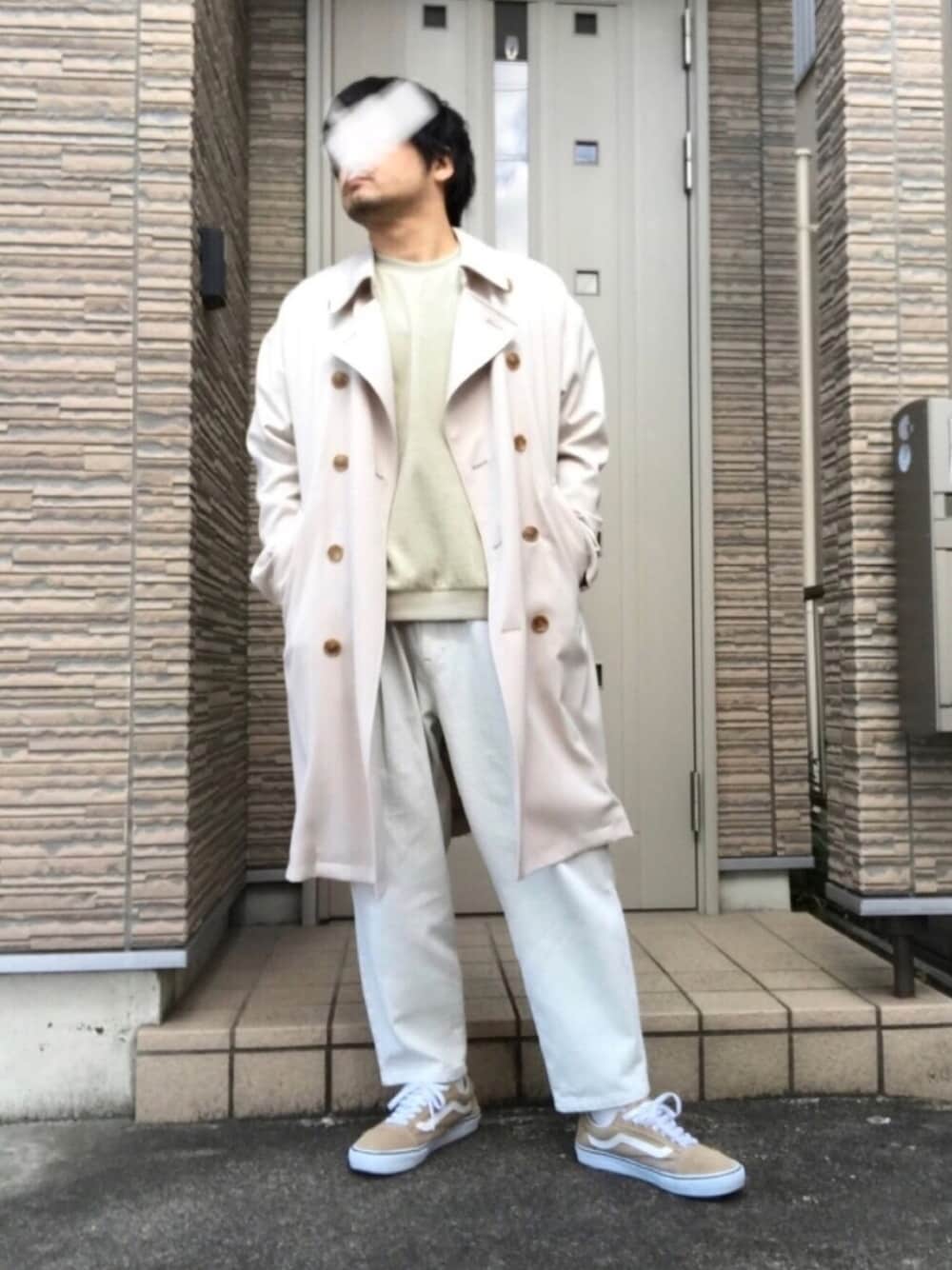 「冬アウター着回しチャレンジ、大人カジュアル、ビッグシルエット、キレイめ、ワイドパンツ、ホワイト、ホワイトパンツ、グレージュ、ペールトーン、トレンチコート」｜「VANSのVANS ヴァンズ OLD SKOOL DX オールドスクール DX CALM V36CL+ CALM  GINGER（スニーカー、ベージュ系）」を使った、タルナンドさん（メンズ・165cm）の冬コーディネートの1枚目の写真
