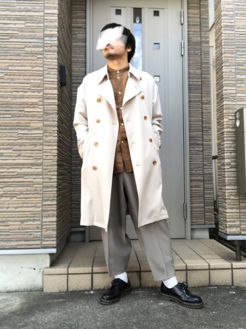 「冬アウター着回しチャレンジ、ビッグシルエット、キレイめ、ガンクラブチェック、チェック、ワイドパンツ、ホワイト、ホワイトパンツ、トレンチコート、HARE」｜「Dr. Martensの【Dr.Martens】ドクターマーチン　 1461/1461w GIBSON(3ホール)STBL 10078001（ドレスシューズ、ブラック系）」を使った、タルナンドさん（メンズ・165cm）の冬コーディネートの1枚目の写真