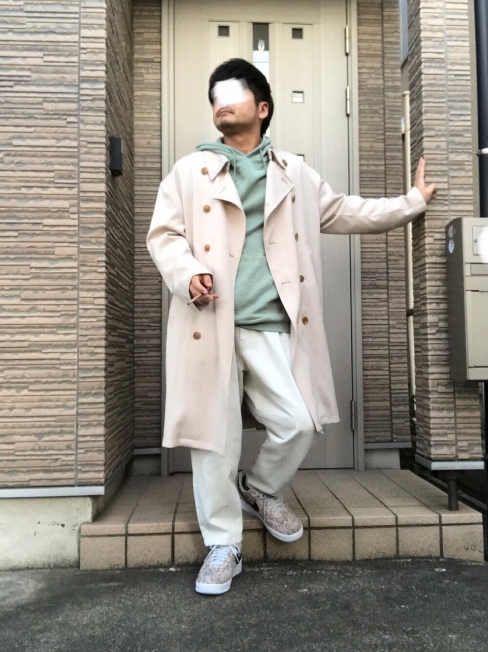 「春コーデ、ビッグシルエット、オトナカジュアル、ワイドパンツ、ホワイト、パーカー、スニーカー、ヘビ柄、トレンチコート、ペールトーン」｜「NIKEのNIKE AIR FORCE 1 '07 PRM (WHITE/BLACK-PURE PLATINUM) bq4424-100【SP】（スニーカー、ホワイト系）」を使った、タルナンドさん（メンズ・165cm）の冬コーディネートの1枚目の写真