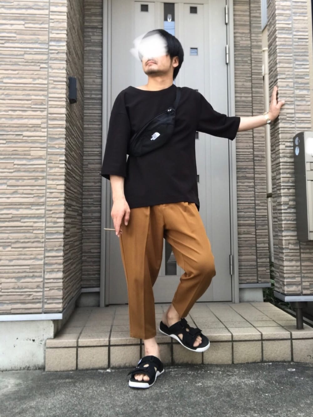 「休日スタイル、BBQ、シンプル、大人カジュアル、夏、サンダル、きれいめカジュアル、リラックススタイル、クロップドパンツ、ブラウン」｜「SHAKAの2019年モデル・別注カラー有【SHAKA / シャカ】CHILL OUT（サンダル、ブラック系）」を使った、タルナンドさん（メンズ・165cm）の春コーディネートの1枚目の写真