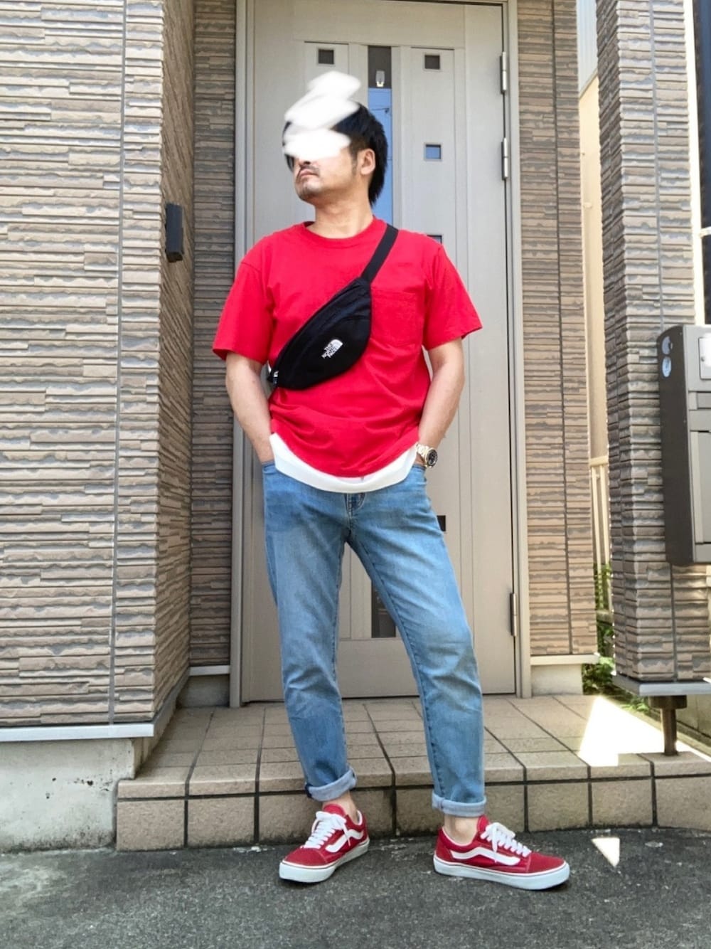 「赤、夏コーデ、デニム、スキニーデニム、スニーカー、オールドスクール、zozoデニム、ボディバッグ、カジュアル、デニムパンツ」｜「VANSのVANS ヴァンズ OLD SKOOL DX オールドスクール DX V36CL+ T.RED（スニーカー、レッド系）」を使った、タルナンドさん（メンズ・165cm）の夏コーディネートの1枚目の写真