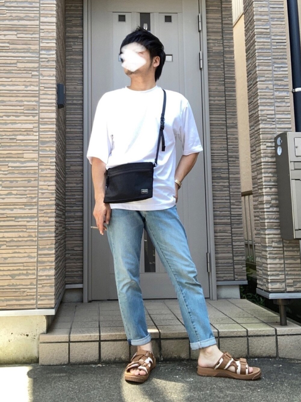 「白Tシャツ、UNIQLO、zozoデニム、デニム、サンダル、夏コーデ、ハラコ、レザーサンダル、サコッシュ、スキニーデニム」｜「SHAKAの2020年モデル・別注カラー有【SHAKA / シャカ】CHILLOUT COWHAIR（サンダル、その他）」を使った、タルナンドさん（メンズ・165cm）の夏コーディネートの1枚目の写真