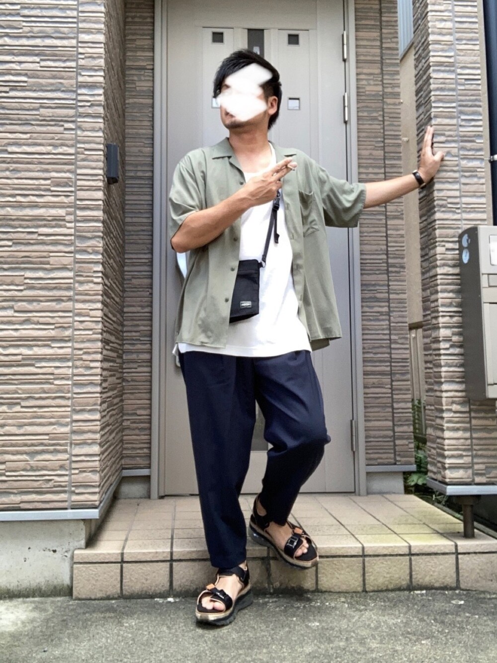 「夏コーデ、グリーン、スラックス、ネイビー、サコッシュ、サンダル、ラブアンドピース2020、アースカラー、シャツスタイル、きれいめカジュアル」｜「UNITED TOKYOのエアマルチソールサンダル（サンダル、ブラック系）」を使った、タルナンドさん（メンズ・165cm）の秋コーディネートの1枚目の写真