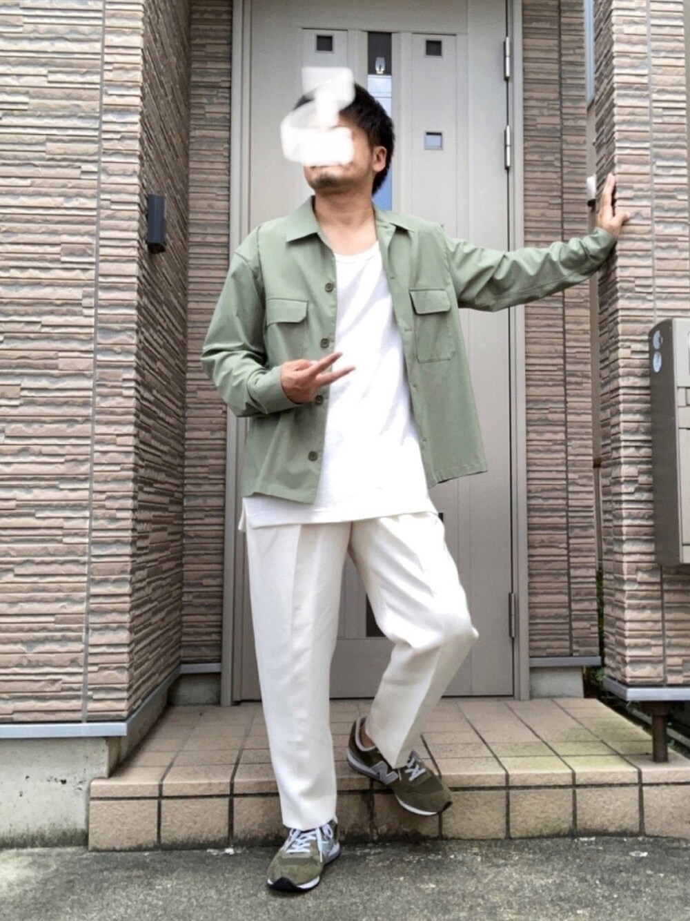 「ラブアンドピース2020、大人カジュアル、グリーン、ホワイト、白パンツ、スニーカー、New Balance、アースカラー、LIDnM、秋コーデ」｜「NEW BALANCEのBAYFLOW／【new balance（ニューバランス）】MRL996　（MEN)（スニーカー、グリーン系）」を使った、タルナンドさん（メンズ・165cm）の秋コーディネートの1枚目の写真