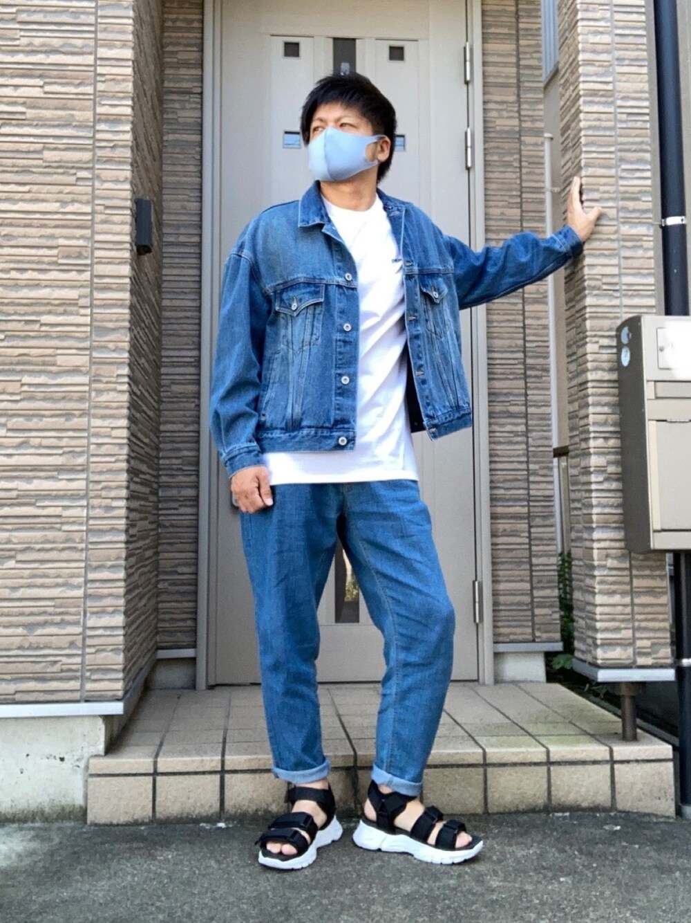 「青×白、カジュアル、デニム、デニムパンツ、デニムジャケット、ワイドデニム、サンダル、秋のコーデ、秋コーデ、セットアップ」｜「GLOBAL WORKのスポーツサンダル【美脚足長効果】/875190（サンダル、その他）」を使った、タルナンドさん（メンズ・165cm）の秋コーディネートの1枚目の写真