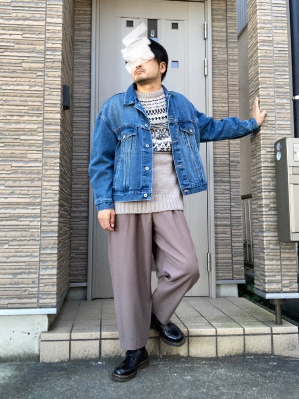 「デニム、デニムジャケット、GU、大人カジュアル、くすみカラー、Dr.Martens、革靴、レイヤードスタイル、秋のコーデ、秋冬コーデ」｜「Dr. Martensの【Dr.Martens】ドクターマーチン　 1461/1461w GIBSON(3ホール)STBL 10078001（ドレスシューズ、ブラック系）」を使った、タルナンドさん（メンズ・165cm）の冬コーディネートの1枚目の写真