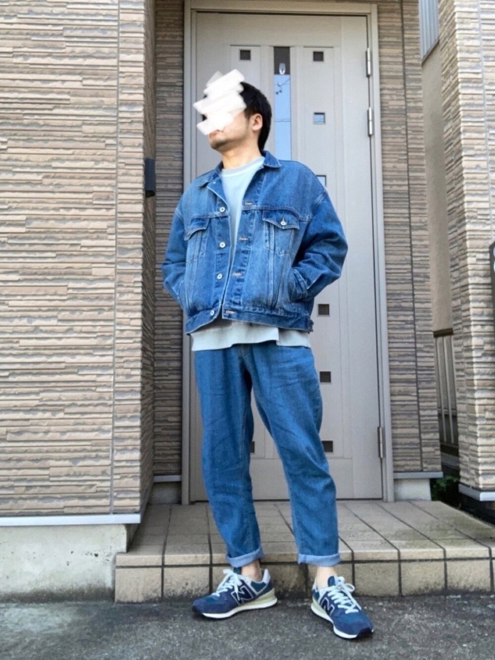 「春コーデ、セットアップ、デニム、スニーカー、New Balance、ワントーンコーデ、ブルー、オーバーサイズ、デニムジャケット、デニムパンツ」｜「NEW BALANCEの【NEW BALANCE】ML574 MENS（スニーカー、ブルー系）」を使った、タルナンドさん（メンズ・165cm）の冬コーディネートの1枚目の写真