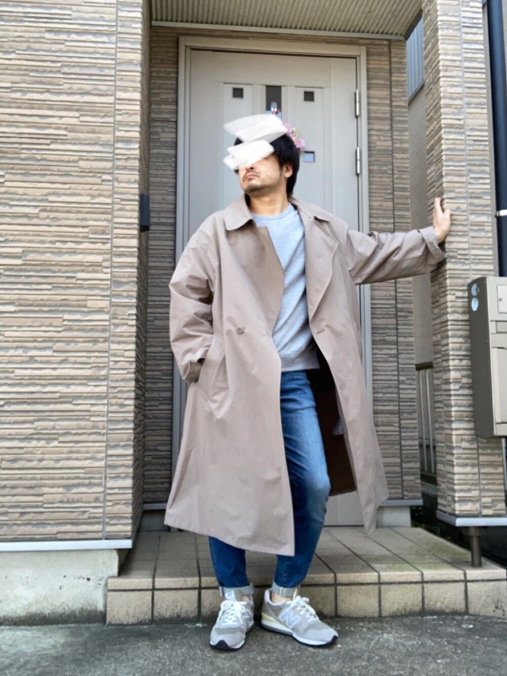 「春コーデ、はるコーデ、トレンチコート、スニーカー、New Balance、きれいめカジュアル、くすみカラー、デニム、グレー、オトナカジュアル」｜「NEW BALANCEのM996（スニーカー、グレー系）」を使った、タルナンドさん（メンズ・165cm）の春コーディネートの1枚目の写真