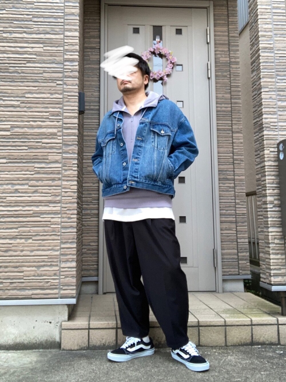 「オトナカジュアル、大人カジュアル、カジュアルコーデ、きれいめカジュアル、パーカー、UNIQLO、スニーカー、VANS、デニムジャケット、デニム」｜「VANSのVANS ヴァンズ OLD SKOOL DX オールドスクール DX V36CL+ BLACK（スニーカー、ブラック系）」を使った、タルナンドさん（メンズ・165cm）の春コーディネートの1枚目の写真