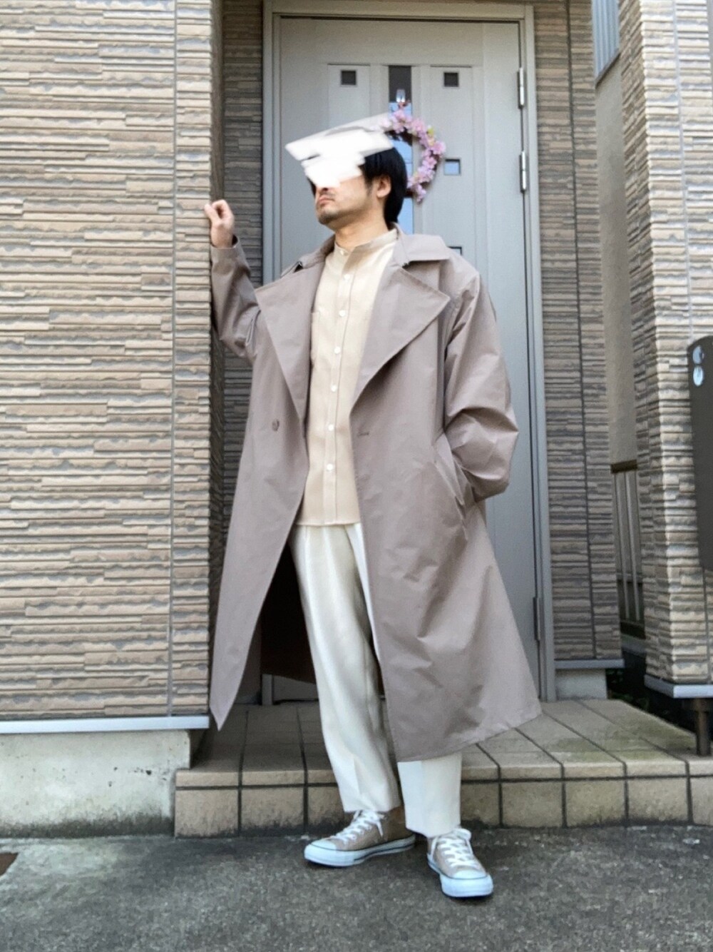 「春コーデ、はるコーデ、きれいめカジュアル、オトナカジュアル、トレンチコート、ベージュ、ワントーンコーデ、スニーカー、converse、春アウター」｜「CONVERSEのCONVERSE コンバース CVS AS COLORS OX キャンバスオールスターカラーズオックス 32860669 BEIGE（スニーカー、ベージュ系）」を使った、タルナンドさん（メンズ・165cm）の春コーディネートの1枚目の写真