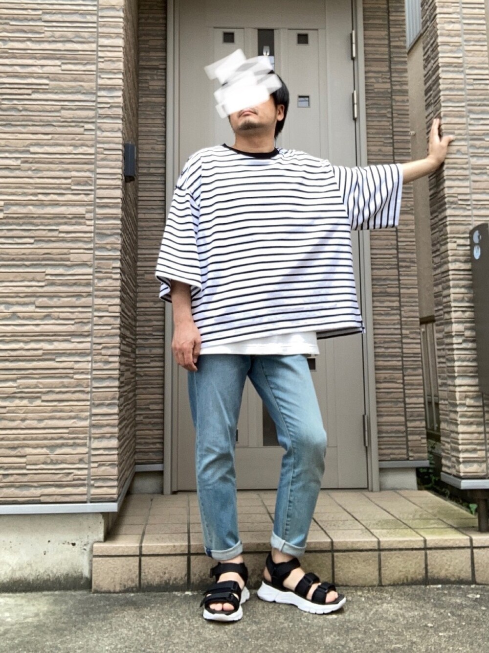 「春コーデ、夏コーデ、ボーダー、デニム、レイヤードスタイル、サンダル、zozoデニム、カジュアル、オトナカジュアル、シンプルコーデ」｜「GLOBAL WORKのスポーツサンダル【美脚足長効果】/875190（サンダル、その他）」を使った、タルナンドさん（メンズ・165cm）の夏コーディネートの1枚目の写真