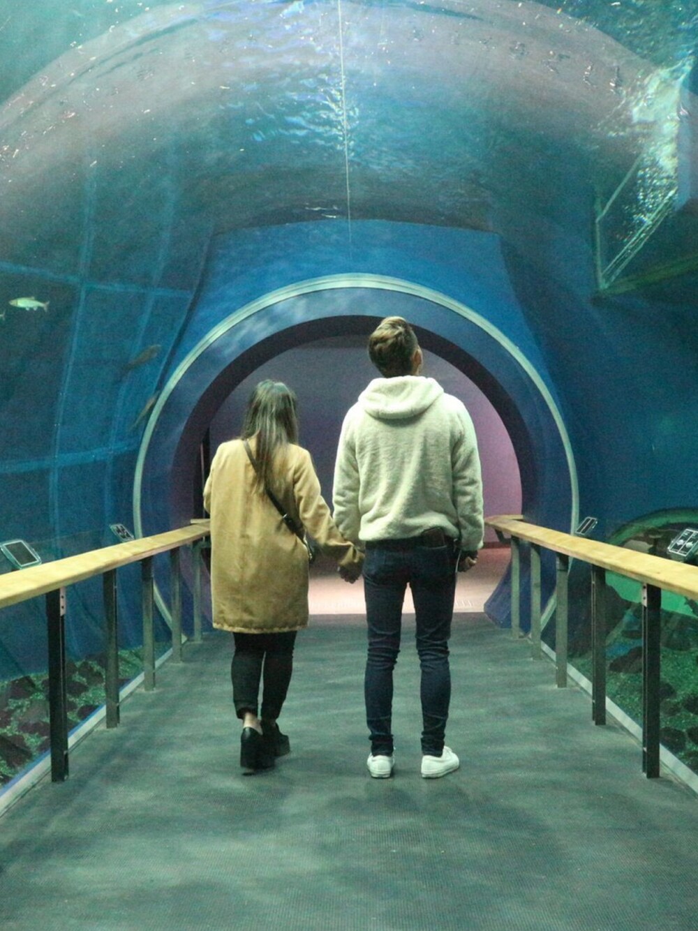 「水族館」｜「RETRO GIRLのアイテム（チェスターコート、その他）」を使った、MIYUさん（レディース・149cm）の冬コーディネートの1枚目の写真