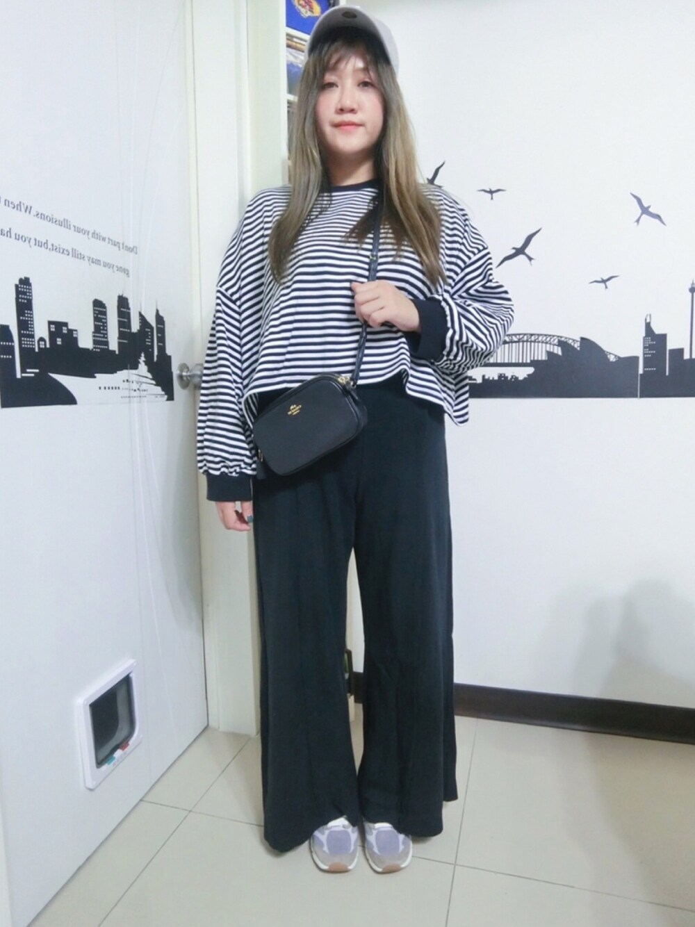 ブラック系のシャツ/ブラウス、ブラック系のパンツ、シルバー系のシューズを着用したレディースの冬コーディネートの1枚目の写真