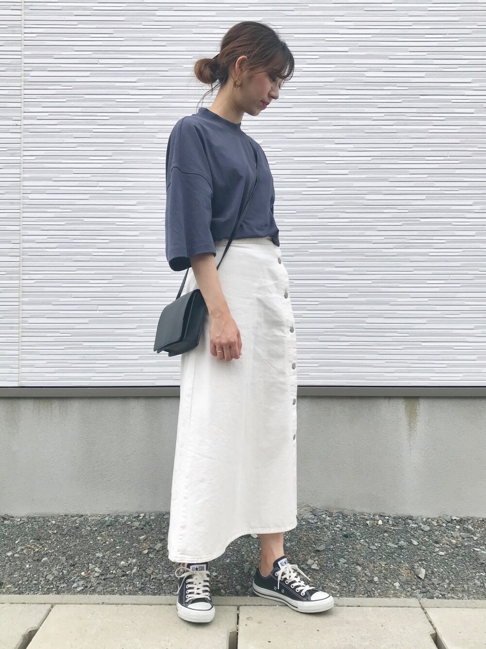 「オトナカジュアル、おしゃれさんと繋がりたい、ゆったりコーデ、プチプラ、ロングスカート、UNIQLO、スニーカー、ママコーデ、オーバーサイズ、ラブアンドピース2019」｜「UNIQLOのオーバーサイズスクエアＴ（5分袖）（Tシャツ/カットソー、グレー系）」を使った、♡Risa♡さん（レディース・160cm）の秋コーディネートの1枚目の写真