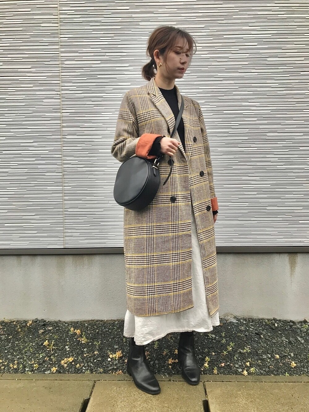 「Bou Jeloud、シンプル、春コーデ、大人カジュアル、オーバーサイズ、ホワイト、春、ママコーデ、スカート、チェック」｜「BEAUTY&YOUTH UNITED ARROWSの【追加予約】BY∴ リングショルダー◇：（ショルダーバッグ、ブラック系）」を使った、♡Risa♡さん（レディース・160cm）の春コーディネートの1枚目の写真
