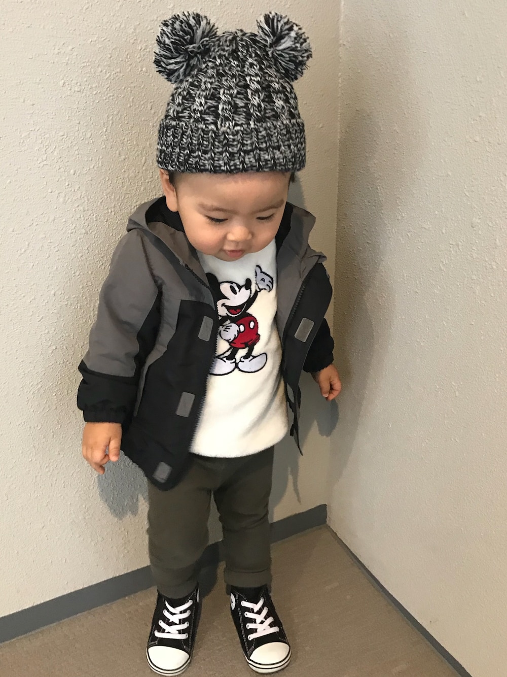 「ミッキー、ボア、スウェット、ナイロンジャケット、ニット帽、キッズコーデ、プチプラ、プチプラコーデ、男の子コーデ、冬コーデ」｜「DAISOのアイテム（ニットキャップ/ビーニー、ブラック系）」を使った、☺︎rimu☺︎さん（キッズ・90cm）の秋コーディネートの1枚目の写真