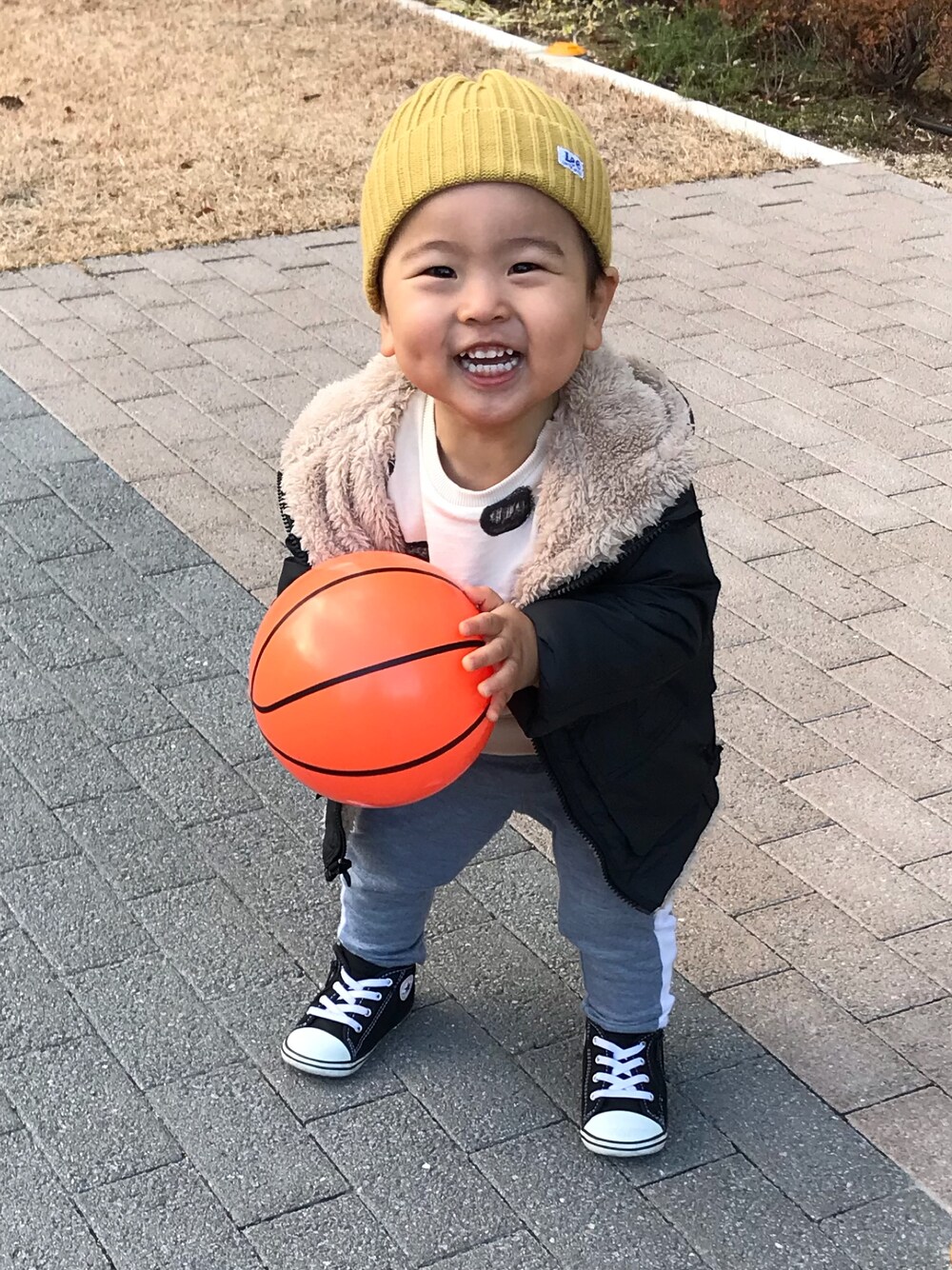 「アウター、スウェット、ドット、ラインパンツ、ニット帽、キッズコーデ、男の子コーデ、カジュアル、プチプラ、おしゃれさんと繋がりたい」｜「Leeのアイテム（ニットキャップ/ビーニー、イエロー系）」を使った、☺︎rimu☺︎さん（キッズ・90cm）の冬コーディネートの1枚目の写真