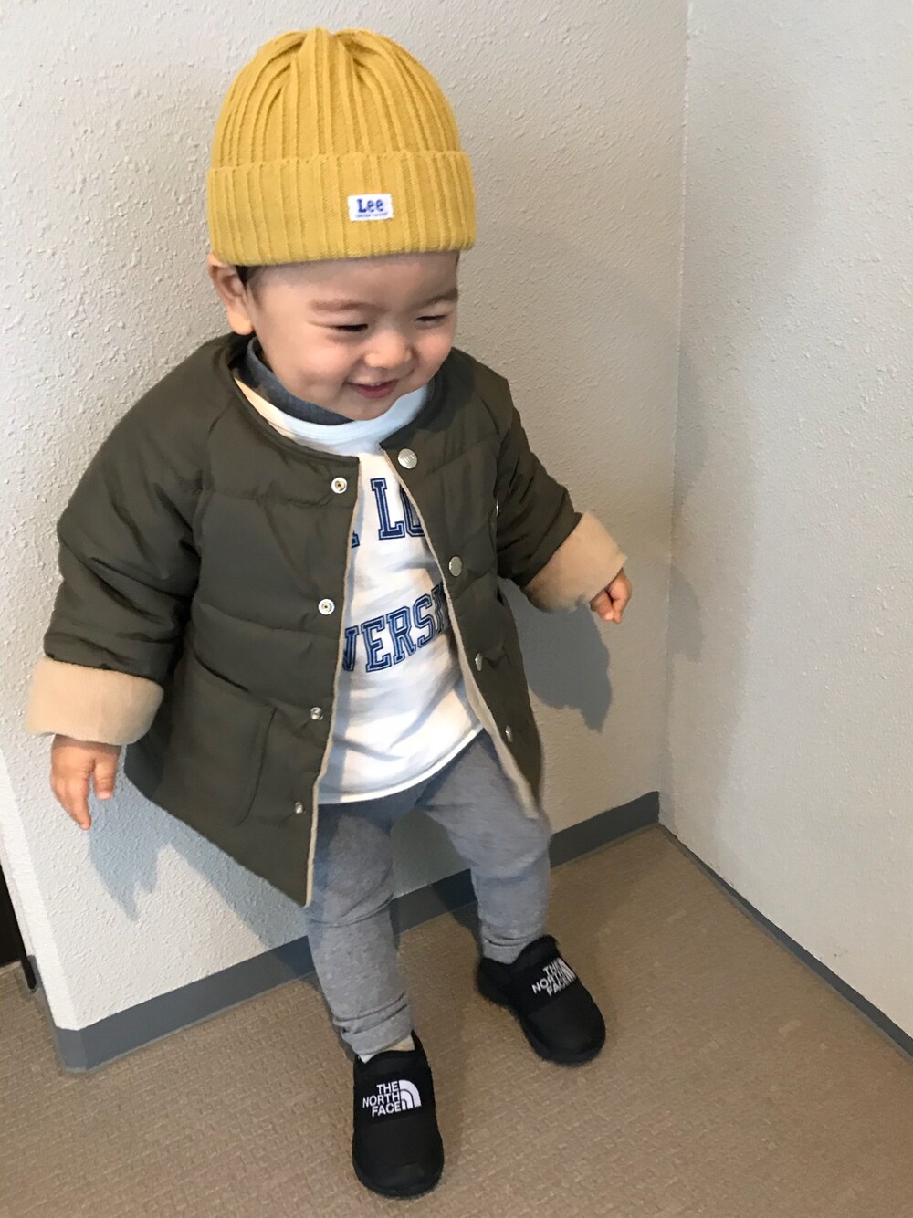 「アウター、ロゴT、韓国子供服、ニット帽、THE NORTH FACE、キッズコーデ、男の子コーデ、プチプラ、カジュアル、冬コーデ」｜「Leeのアイテム（ニットキャップ/ビーニー、イエロー系）」を使った、☺︎rimu☺︎さん（キッズ・90cm）の冬コーディネートの1枚目の写真