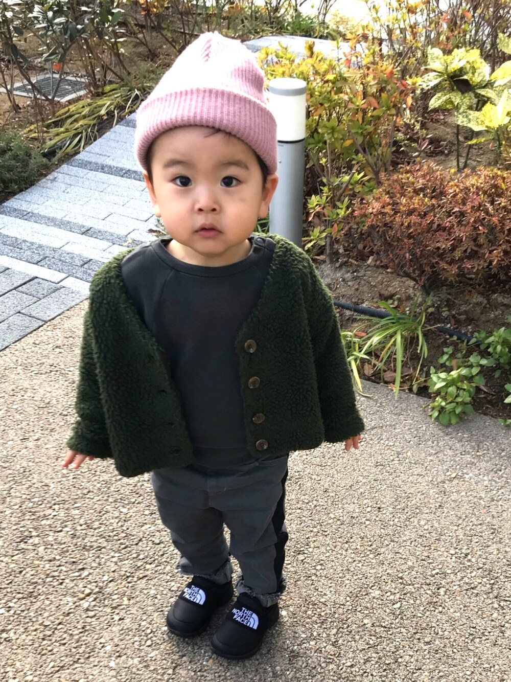 「ボア、カーディガン、スウェット、ラインパンツ、ニット帽、キッズコーデ、男の子コーデ、プチプラ、カジュアル、おしゃれさんと繋がりたい」｜「ミカヅキモモコのアイテム（ニットキャップ/ビーニー、ピンク系）」を使った、☺︎rimu☺︎さん（キッズ・90cm）の冬コーディネートの1枚目の写真