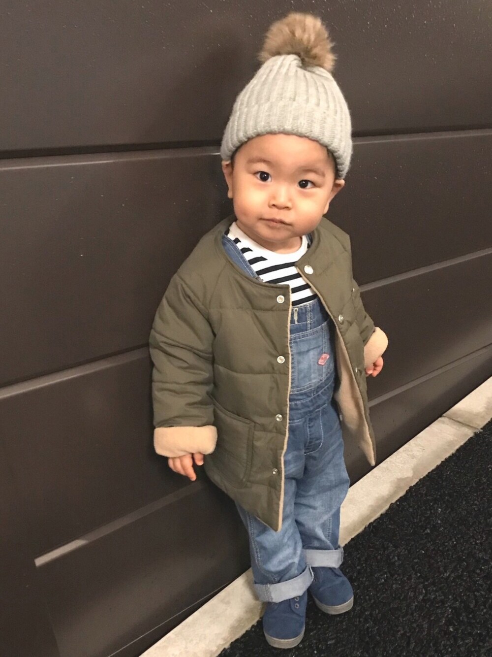 「キッズコーデ、男の子コーデ、アウター、ボーダー、オーバーオール、ニット帽、カジュアル、プチプラ、おしゃれさんと繋がりたい、冬コーデ」｜「DAISOのアイテム（ニットキャップ/ビーニー、グレー系）」を使った、☺︎rimu☺︎さん（キッズ・90cm）の冬コーディネートの1枚目の写真