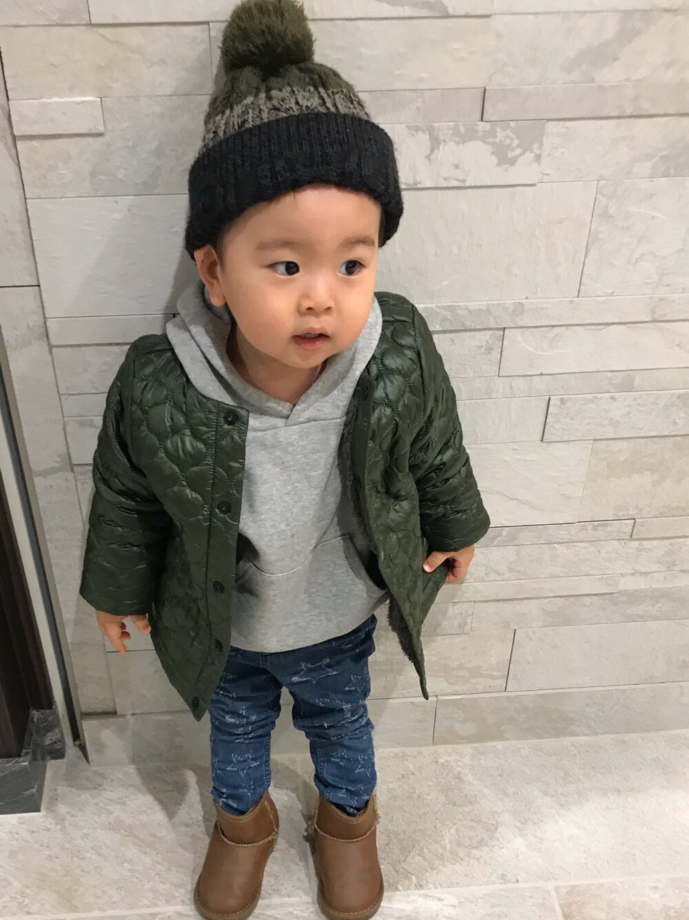 「キッズコーデ、男の子コーデ、プチプラ、プチプラコーデ、カジュアル、パーカー、ムートンブーツ、ニット帽、おしゃれさんと繋がりたい、冬コーデ」｜「DAISOのアイテム（ニットキャップ/ビーニー、グリーン系）」を使った、☺︎rimu☺︎さん（キッズ・90cm）の冬コーディネートの1枚目の写真
