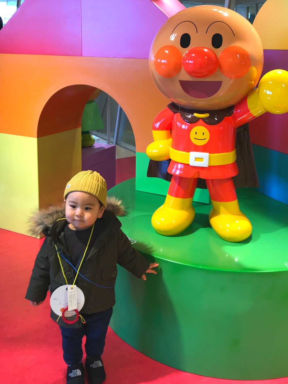 「キッズコーデ、男の子コーデ、2歳、プチプラ、カジュアル、おしゃれさんと繋がりたい、冬コーデ、モノトーン、カジュアルコーデ、プチプラコーデ」｜「Leeのアイテム（ニットキャップ/ビーニー、イエロー系）」を使った、☺︎rimu☺︎さん（キッズ・90cm）の冬コーディネートの1枚目の写真