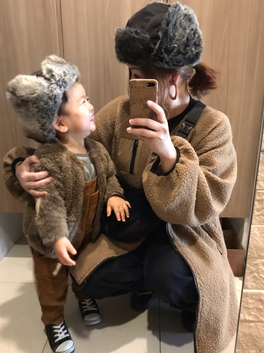 「親子コーデ、キッズコーデ、ママコーデ、男の子コーデ、2歳、カジュアル、大人カジュアル、プチプラ、おしゃれさんと繋がりたい、リンクコーデ」｜「韓国子供服のアイテム（帽子、ブラウン系）」を使った、☺︎rimu☺︎さん（キッズ・90cm）の冬コーディネートの1枚目の写真