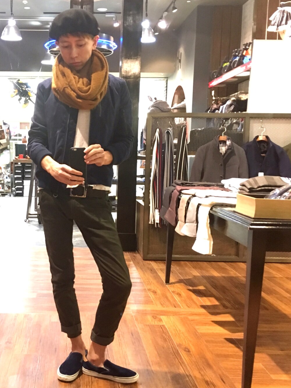 「アリオ鳳、ハイダウェイニコル、ハイダウェイニコル(レニウムハイダウェイ)、ニコルクラブフォーメン、VANS、wear kansai、バナナぶ、WEAR昭和部、AZUL by moussy、シンプル」｜「HIDEAWAYS NICOLEのフェイクスウェードMA-1ブルゾン（MA-1、ブルー系）」を使った、Daisuke Morimotoさん（メンズ・178cm）の冬コーディネートの1枚目の写真