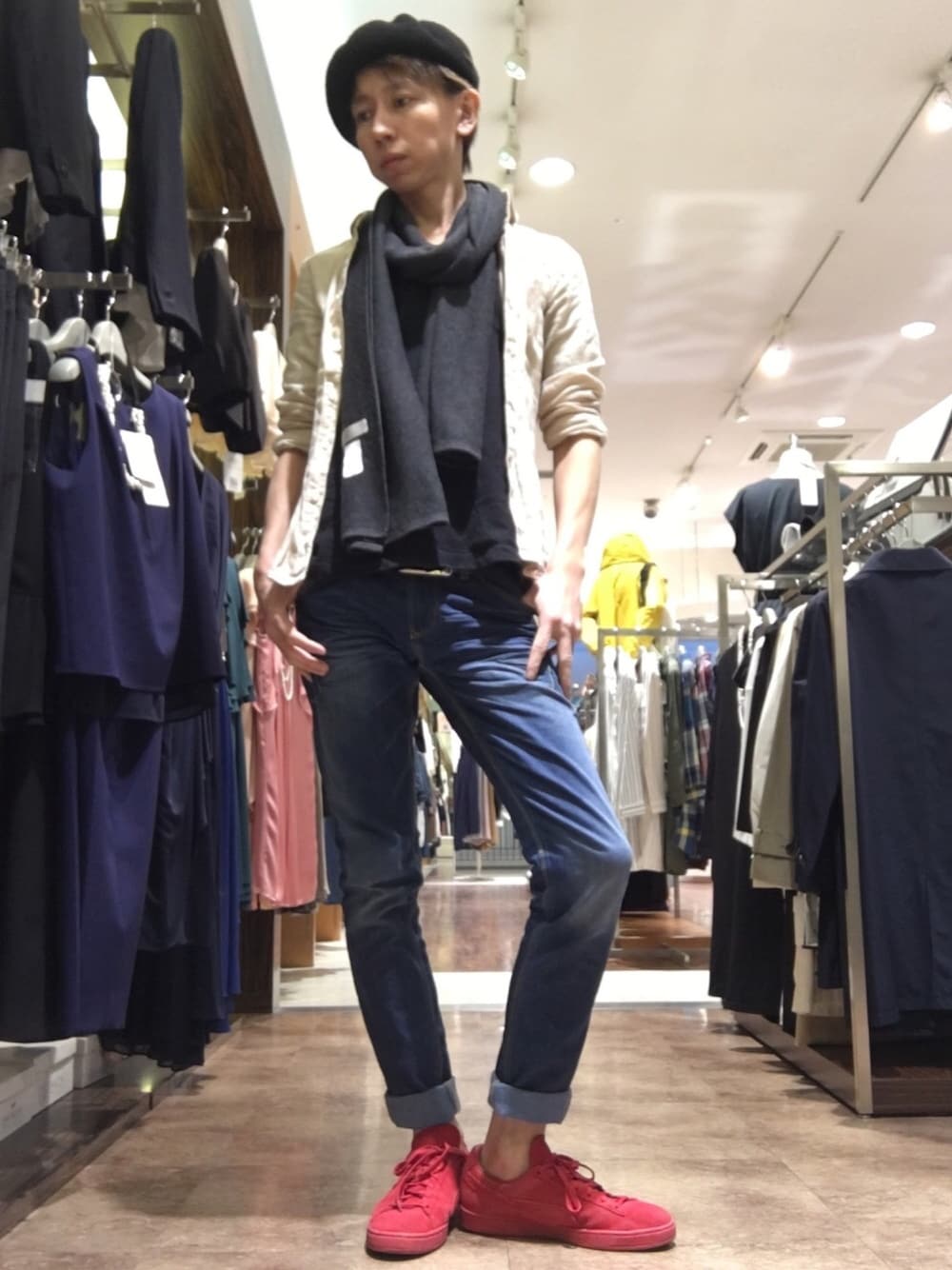 「マリンピア神戸、ニコル、プーマ、アズールバイマウジー(AZUL by moussy)、ムッシュニコル、ベレー帽、大人カジュアル、リネン、デニム、ストール」｜「NICOLEのアイテム（シャツ/ブラウス、ベージュ系）」を使った、Daisuke Morimotoさん（メンズ・178cm）の春コーディネートの1枚目の写真