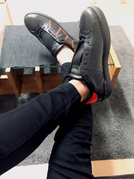 「VALENTINO GARAVANI（バレンティノガラバーニ）のアイテム（Sneakers、ブラック系）」を使った、もこ太郎☆ さん（メンズ）の秋コーディネート