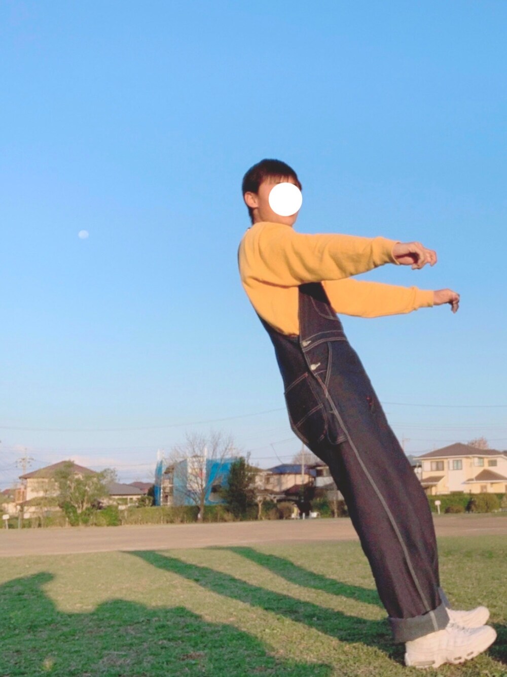 「休日スタイル、おしゃれさんと繋がりたい、いいね、save、フォローお願いします🤑、フォローミー、オーバーオール」｜「Dickiesのアイテム（スウェット、イエロー系）」を使った、yuseitatsukawaさん（メンズ・170cm）の夏コーディネートの1枚目の写真