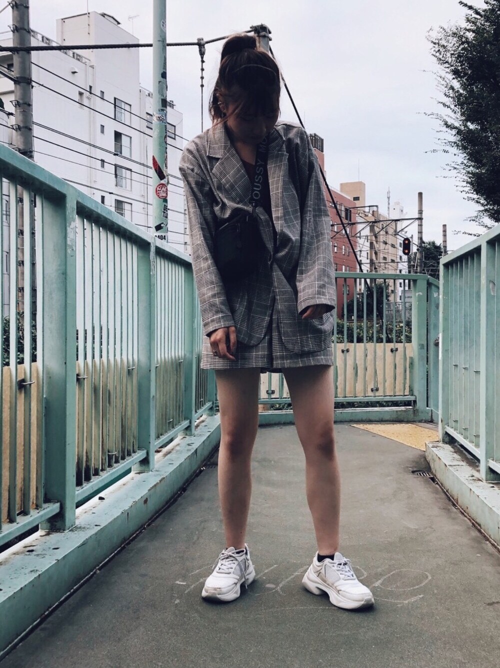 「秋、低身長コーデ、セットアップ、moussy、秋のコーデ、ショートヘア」｜「MOUSSYのMINI SHOULDER BAG（ショルダーバッグ、ブラック系）」を使った、かめちゃんさん（レディース・154cm）の秋コーディネートの1枚目の写真