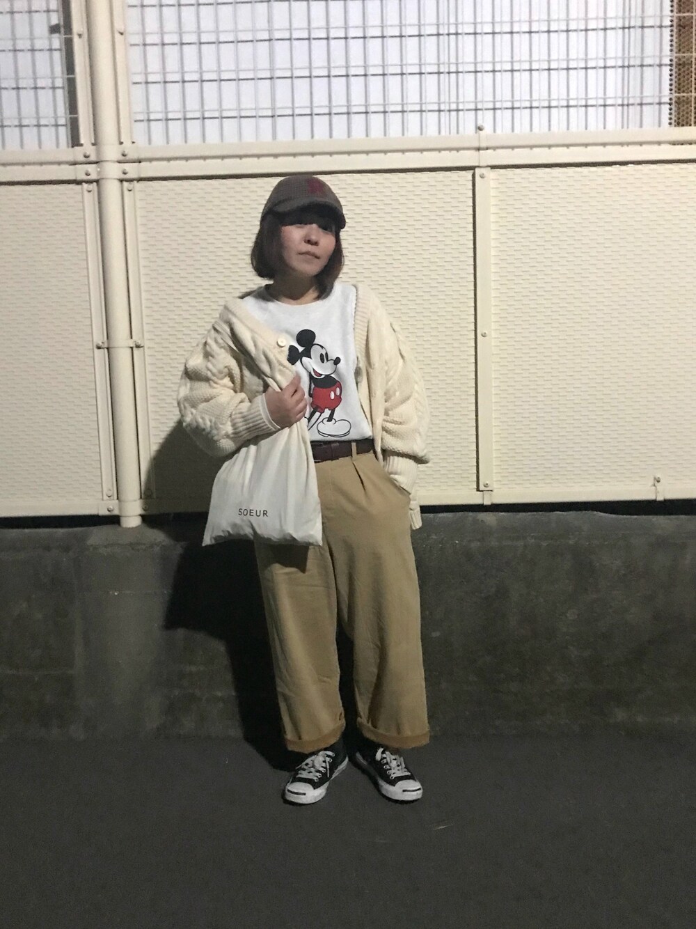 ホワイト系のカーディガン/ボレロ、ホワイト系のスウェット、ホワイト系のトートバッグを着用したレディースの秋コーディネートの1枚目の写真