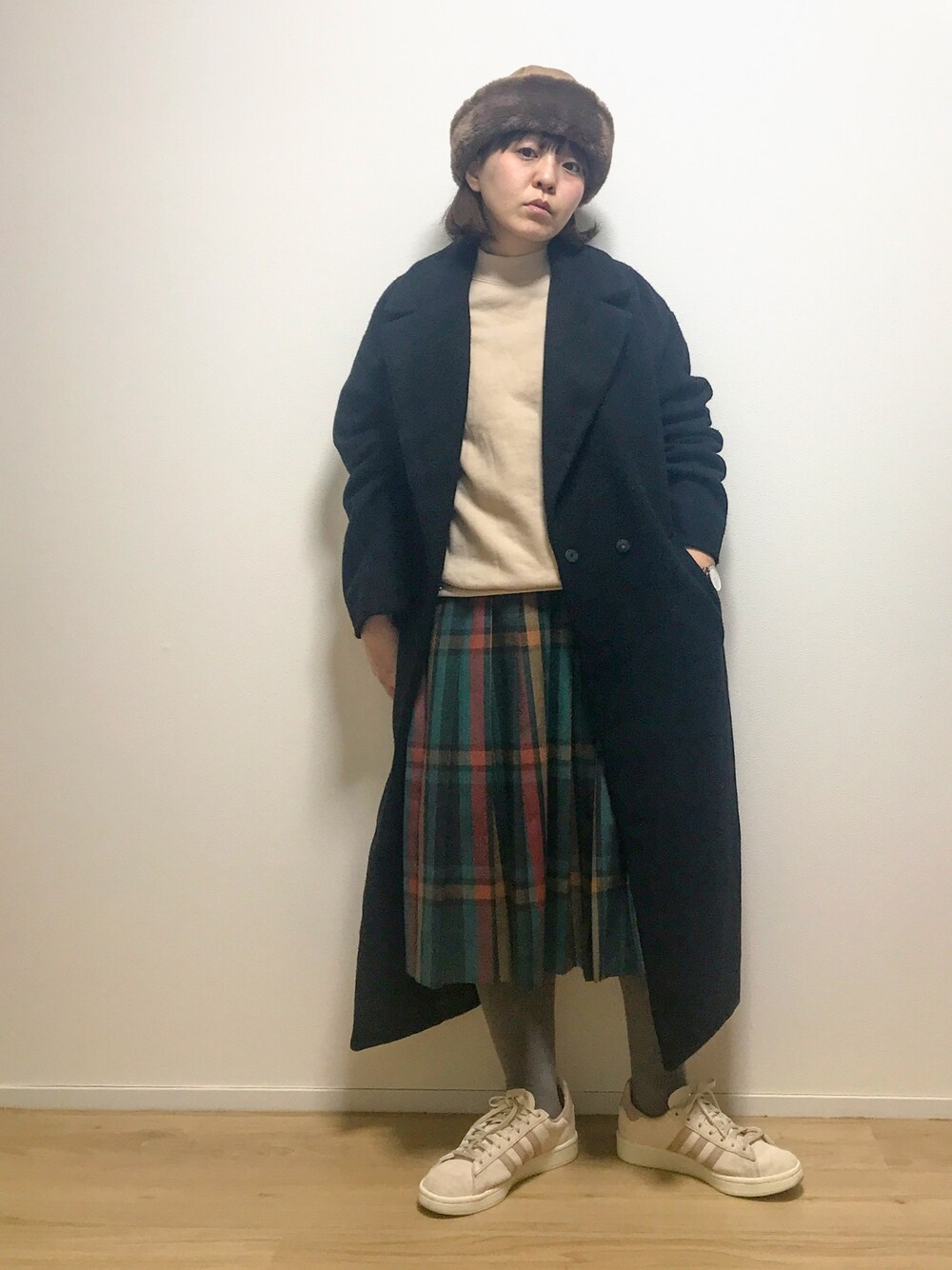 「カジュアルコーデ、ロングコート、プリーツスカート、ボア、ビッグシルエット、レプシィム(LEPSIM)、override 、UNIQLO、アディダス、スニーカー」｜「OVERRIDEのアイテム（帽子、ブラウン系）」を使った、osonosanさん（レディース・146cm）の冬コーディネートの1枚目の写真
