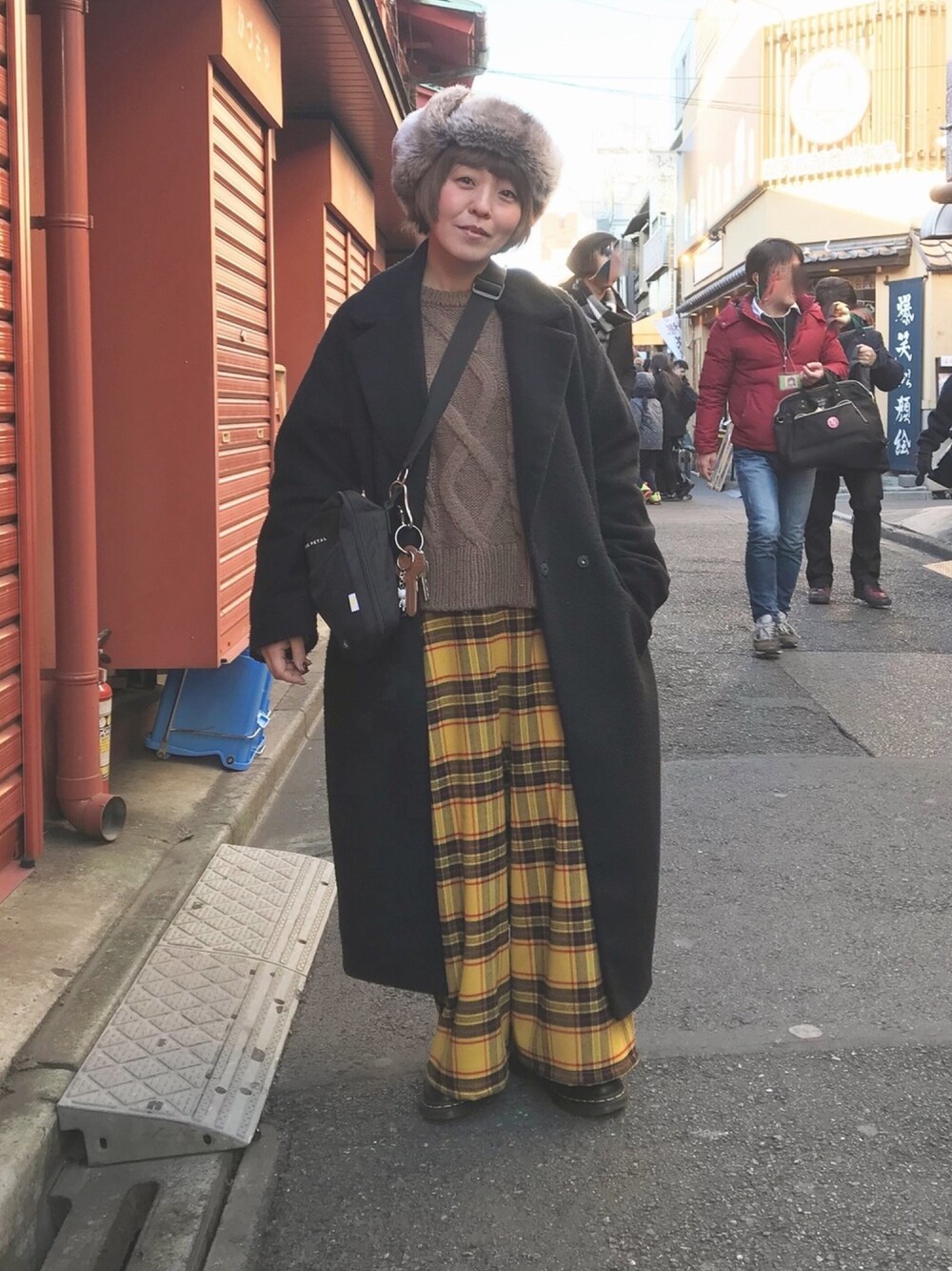 「カジュアル、低身長、ロングコート、チェックパンツ、niko and ...、LEPSIM、カオリノモリ、Dr.Martens、フライトキャップ、チェック柄に恋してる」｜「LEPSIMのBIGカラーコート　765276（その他アウター、ブラック系）」を使った、osonosanさん（レディース・146cm）の冬コーディネートの1枚目の写真