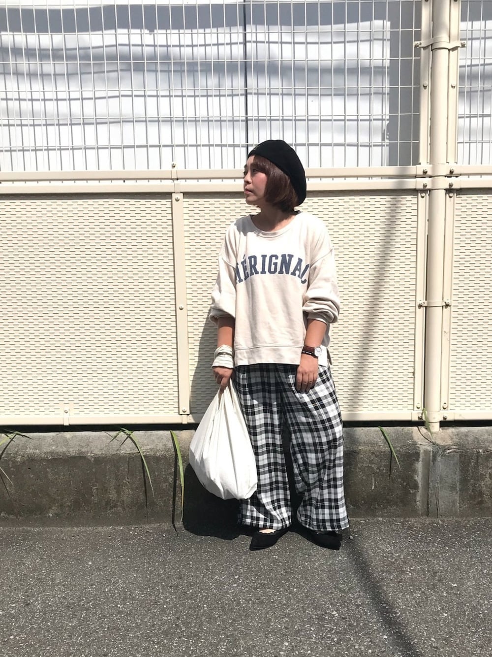 ベージュ系のTシャツ/カットソー、ブラック系のパンプス、ブラック系のハンチング/ベレー帽を着用したレディースの秋コーディネートの1枚目の写真