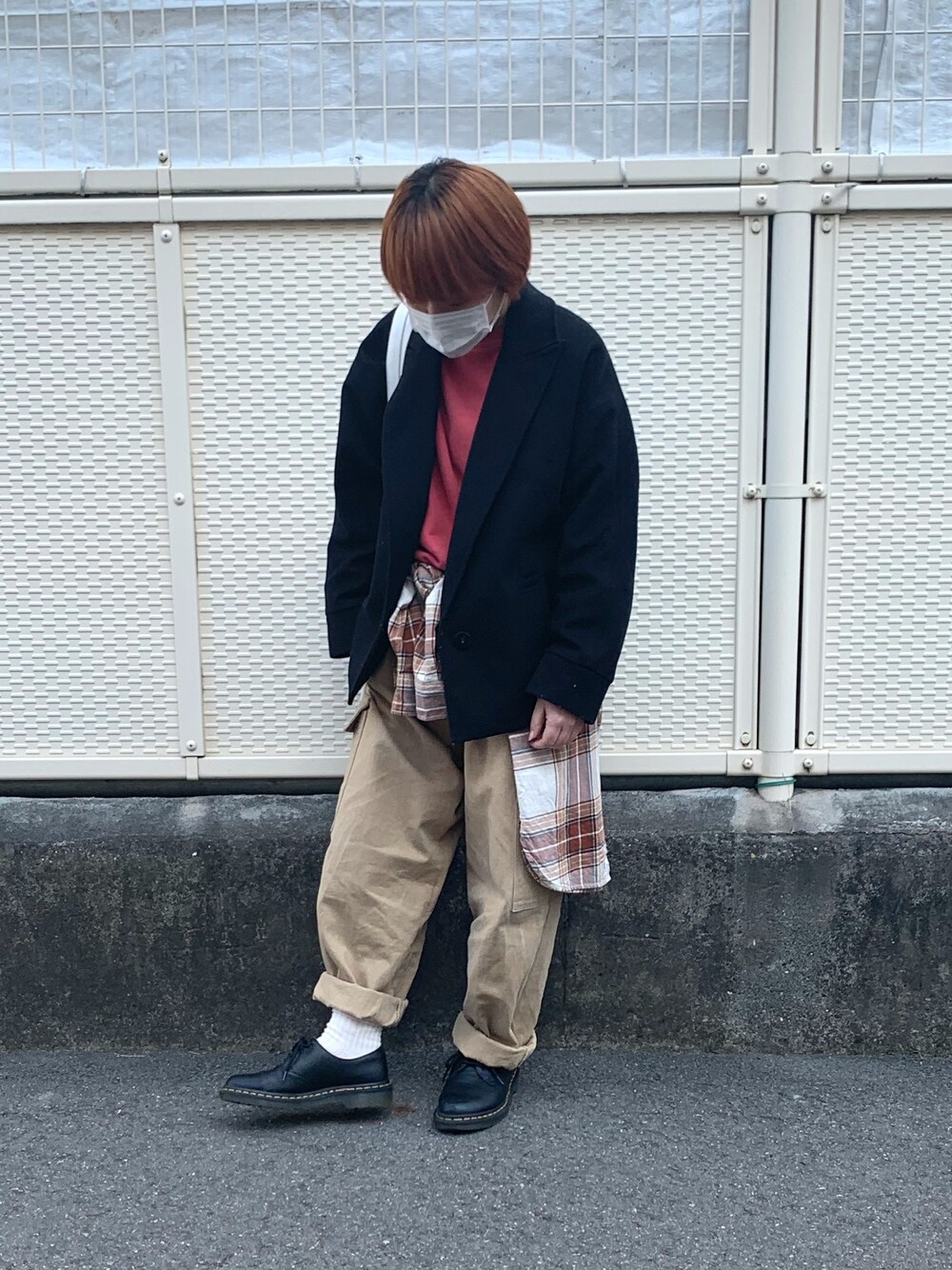 「休日コーデ、大人カジュアル、低身長コーデ、Dr.Martens、unemansion、カーゴパンツ、チャンピオン、プチプラ、チェックシャツ、靴下屋」｜「Championの【別注】＜Champion（チャンピオン）＞∴リバースウィーブスウェットプルオーバー（スウェット、ピンク系）」を使った、osonosanさん（レディース・146cm）の冬コーディネートの1枚目の写真