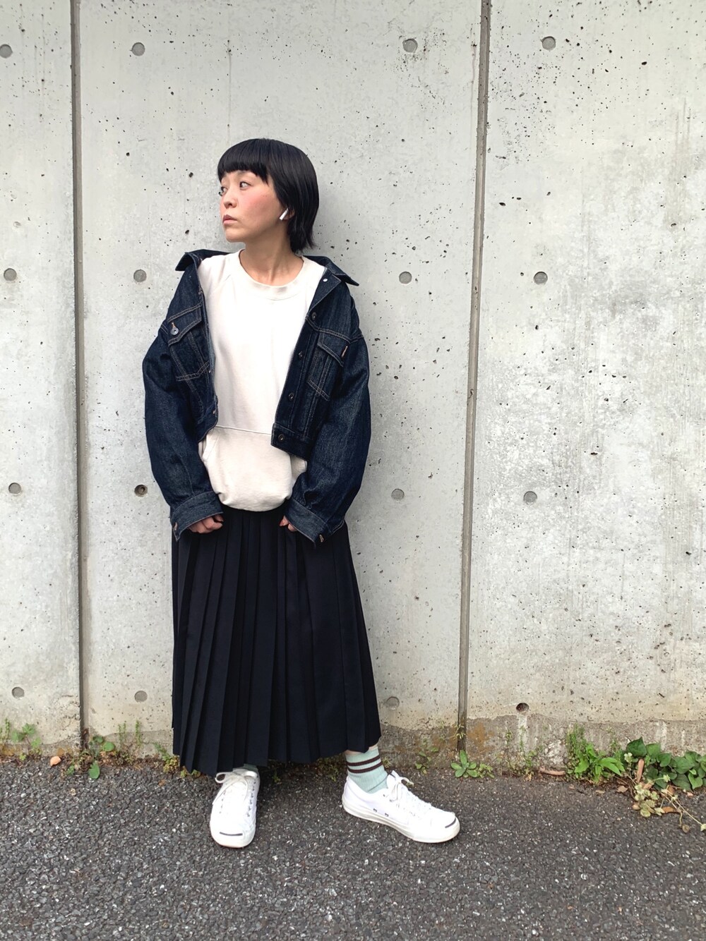 「シンプル、低身長コーデ、ブラック、モノトーン、outfit、スカート、コンバース、ジャックパーセル、プリーツスカート、niko and ...」｜「GUの去年のGU（デニムジャケット、ブルー系）」を使った、osonosanさん（レディース・146cm）の春コーディネートの1枚目の写真