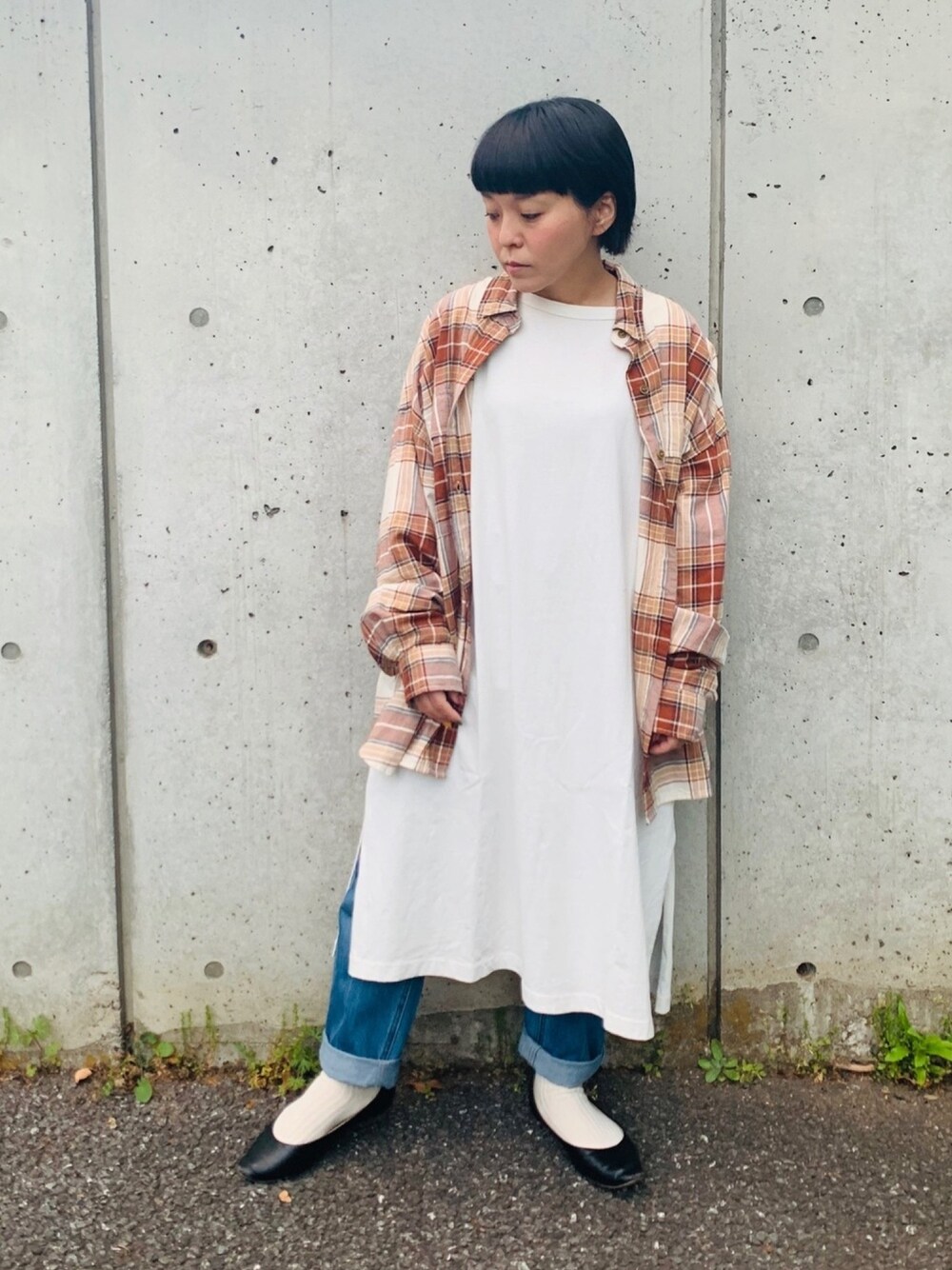 「低身長、きれいめカジュアル、デニムコーデ、オーバーサイズ、オトナ女子、ロングワンピース、Tシャツ、cloverleaf、mystic、niko and ...」｜「niko and...の40ビエラワイドCPOシャツ（シャツ/ブラウス、ベージュ系）」を使った、osonosanさん（レディース・146cm）の春コーディネートの1枚目の写真
