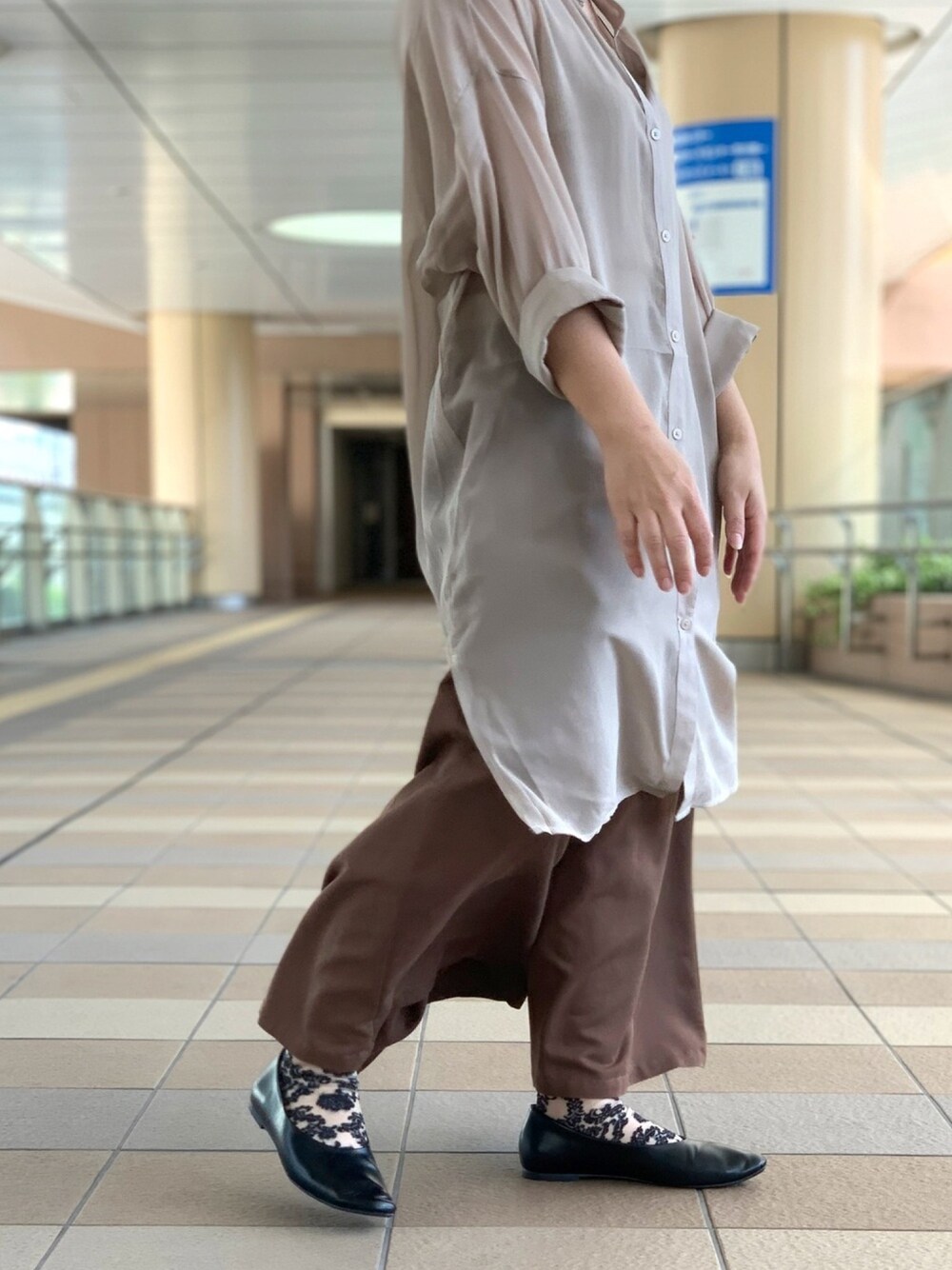 ベージュ系のシャツワンピース、ブラウン系のその他パンツ、ブラック系のソックス/靴下を着用したレディースの秋コーディネートの1枚目の写真