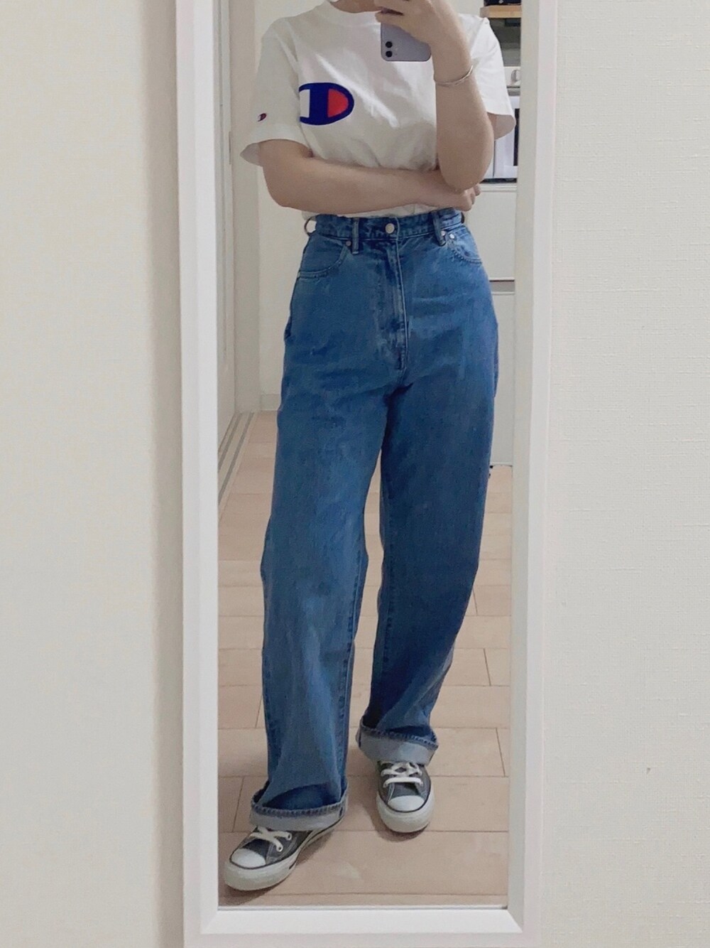 「Urvin、Champion、converse、Tシャツ、JAPAN BLUE JEANS、ジーンズ、ホワイト、休日コーデ、低身長コーデ」｜「URVINのヴィンテージ加工 ハイウエストストレートデニムパンツ [Bardot] :BLU（デニムパンツ、ブルー系）」を使った、Yui_Kさん（レディース・160cm）の春コーディネートの1枚目の写真