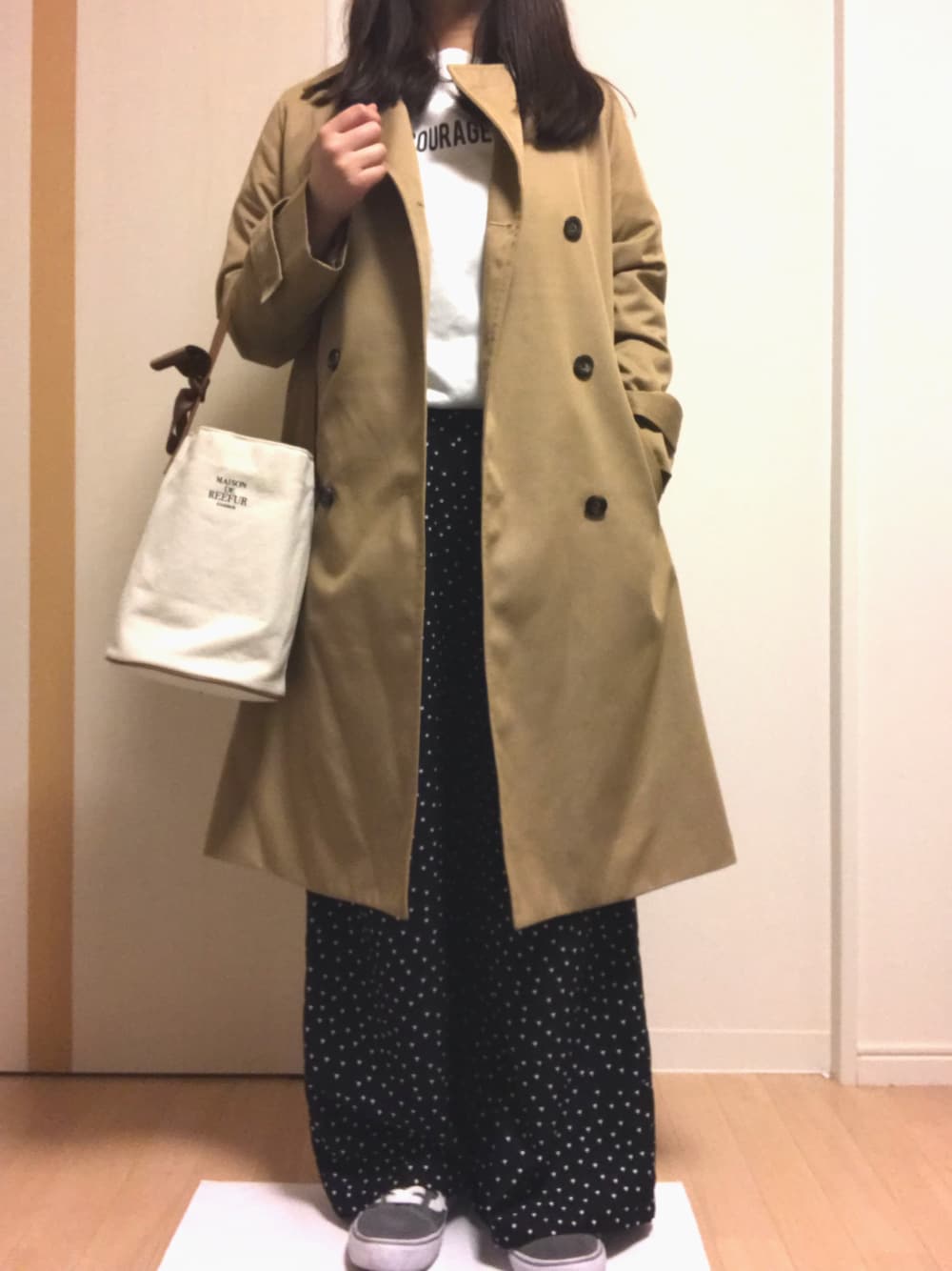 「トレンチコート、バンズ、ドット、ワイドパンツ、メゾンドリーファー(MAISON DE REEFUR)、スウェット、ホワイト、ベージュ」｜「GUのアイテム（スウェット、ホワイト系）」を使った、みみさん（レディース・156cm）の春コーディネートの1枚目の写真