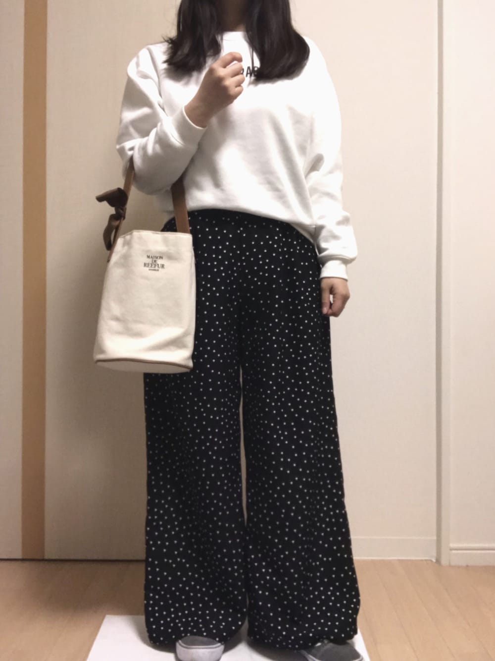 「シンプル、バンズ、ホワイト、ドット、ワイドパンツ、スウェット、トートバッグ、ジーユー、メゾンドリーファー(MAISON DE REEFUR)」｜「GUのアイテム（スウェット、ホワイト系）」を使った、みみさん（レディース・156cm）の春コーディネートの1枚目の写真