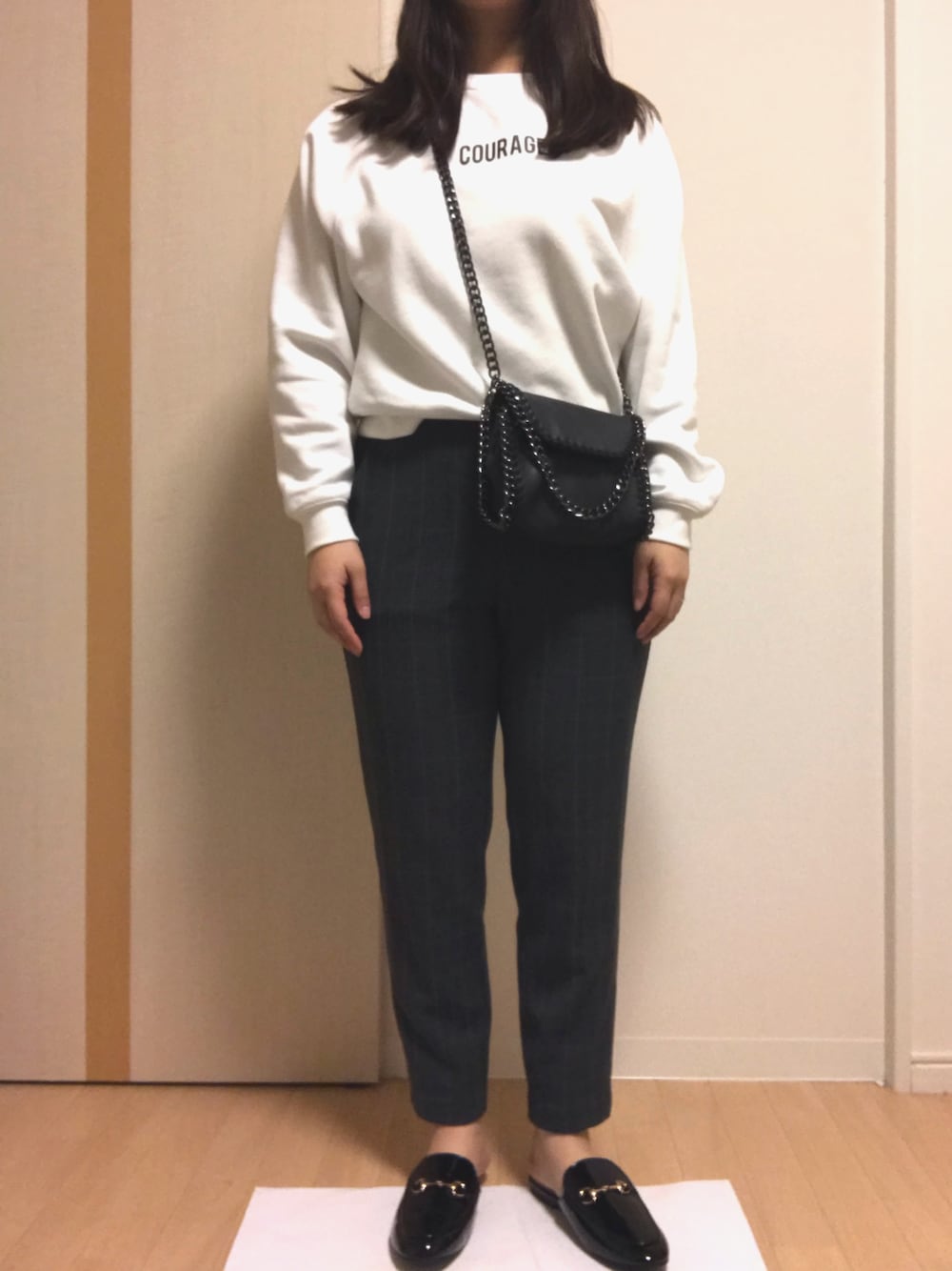 「シンプルコーデ、ホワイト、グレー、スウェット、裏起毛、パンツスタイル、GU」｜「GUのアイテム（スウェット、ホワイト系）」を使った、みみさん（レディース・156cm）の春コーディネートの1枚目の写真