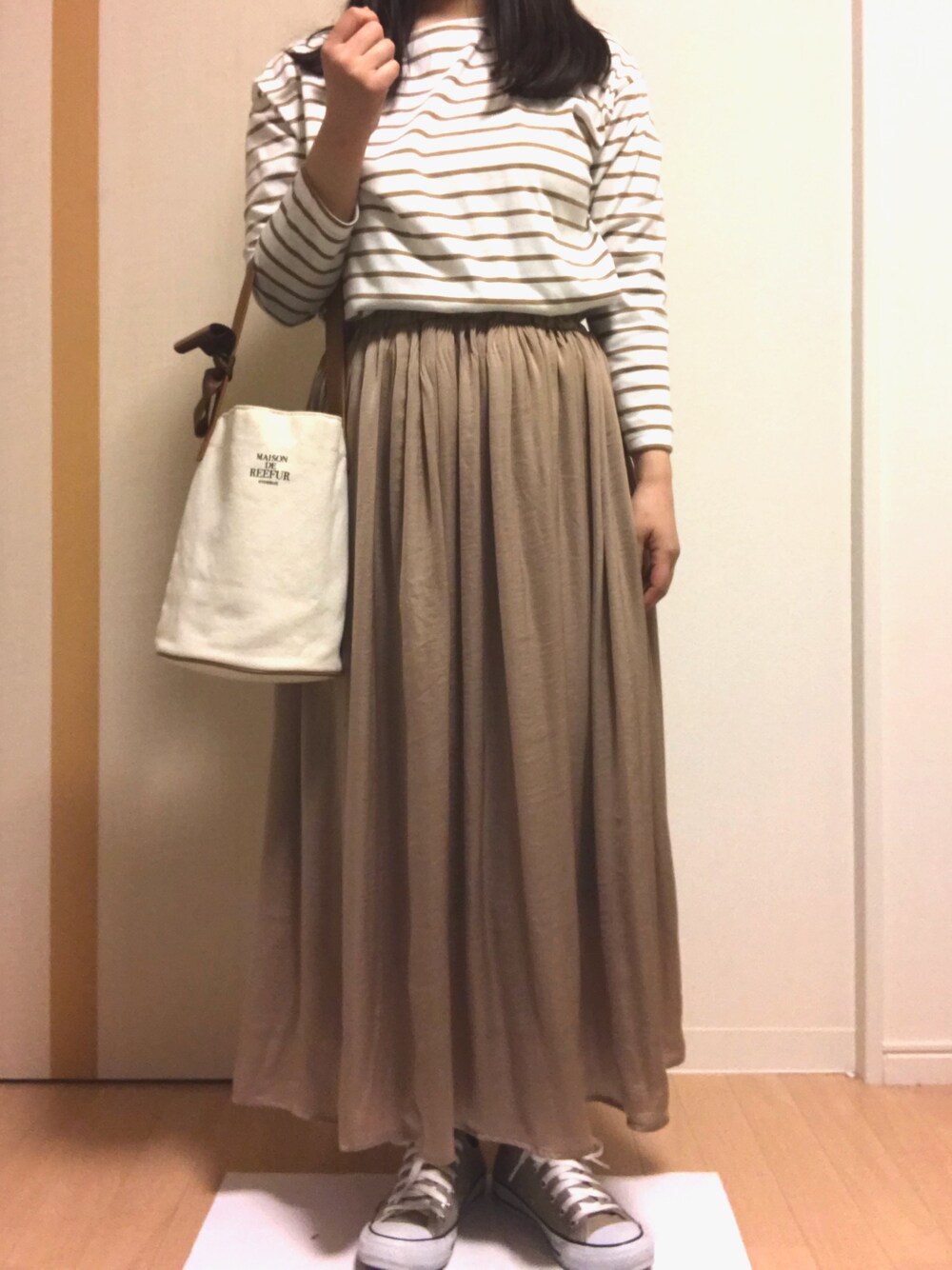 「ベージュ、スカート、コンバース、メゾンドリーファー(MAISON DE REEFUR)、ボーダー」｜「Green　Parksのボーダーカットプルオーバー（Tシャツ/カットソー、イエロー系）」を使った、みみさん（レディース・156cm）の春コーディネートの1枚目の写真