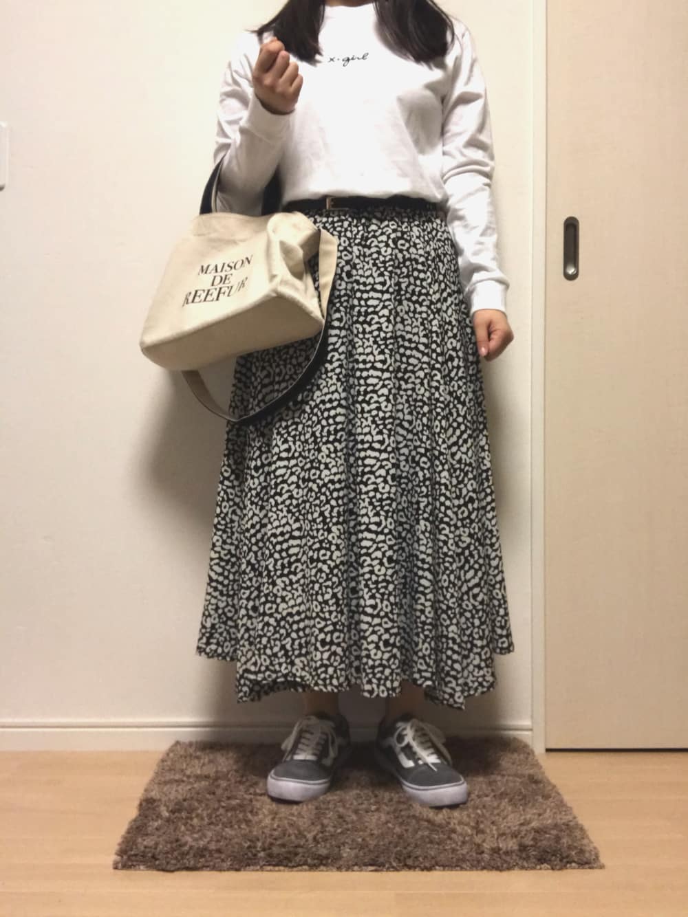 「エックスガール、シンプルコーデ、バンズ、レオパード、メゾンドリーファー(MAISON DE REEFUR)、ロングスカート」｜「X-girlのEMBROIDERY CURSIVE LOGO L/S REGULAR TEE（Tシャツ/カットソー、ホワイト系）」を使った、みみさん（レディース・156cm）の春コーディネートの1枚目の写真