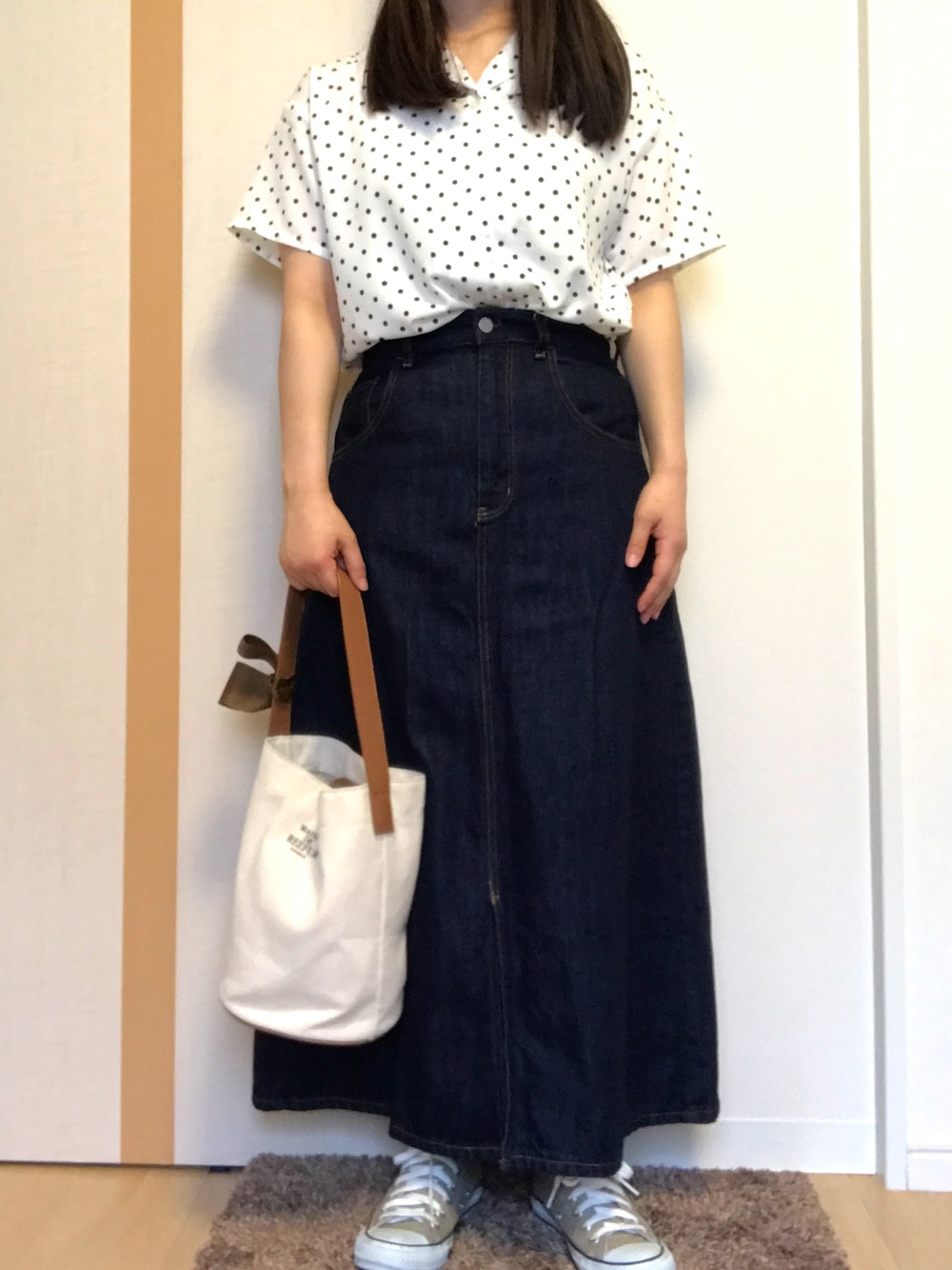 「カジュアルコーデ、デニムスカート、ドットシャツ」｜「GUのアイテム（シャツ/ブラウス、ホワイト系）」を使った、みみさん（レディース・156cm）の春コーディネートの1枚目の写真