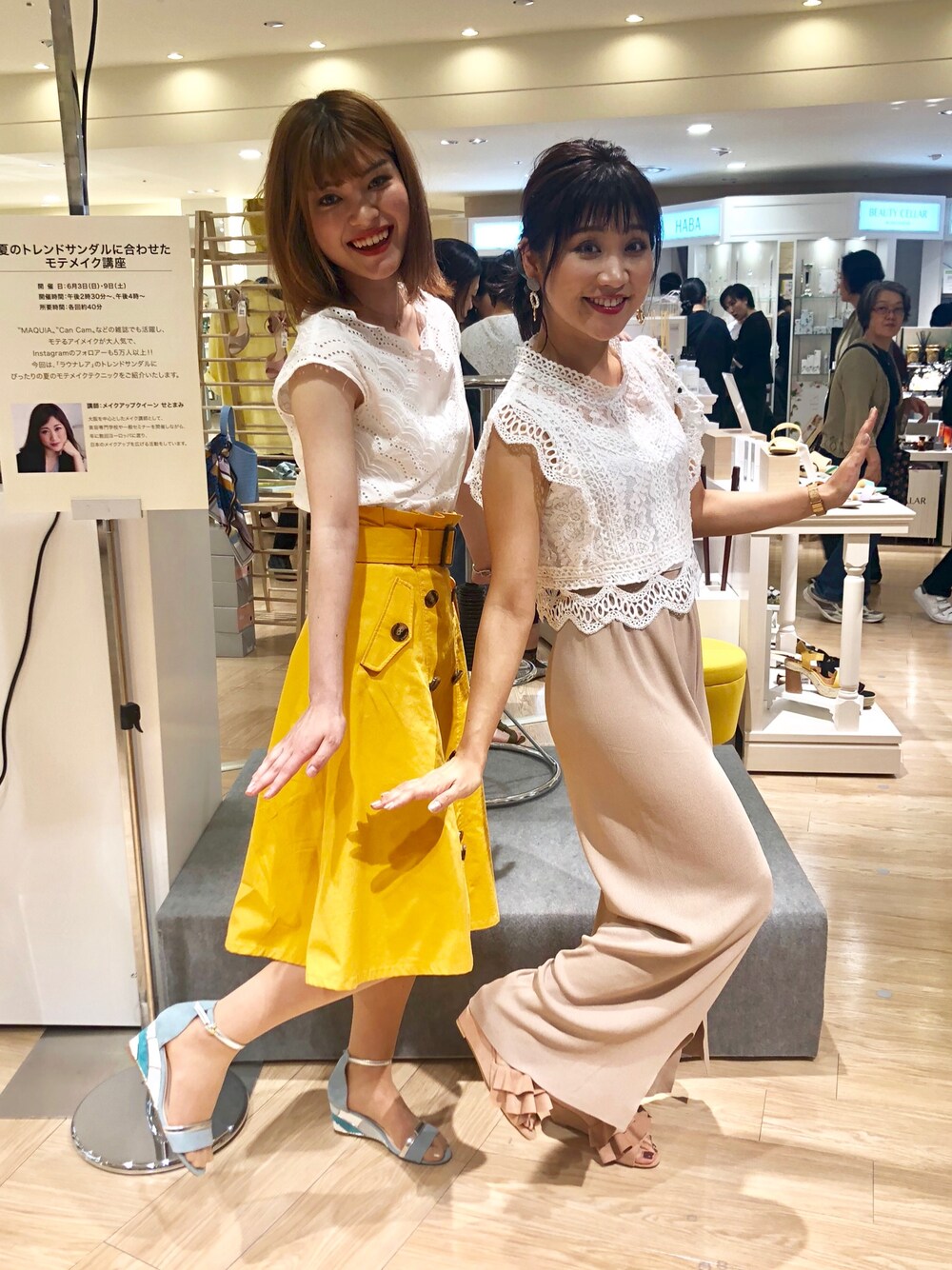 グリーン系のサンダル、ピンク系のサンダルを着用したレディースの夏コーディネートの1枚目の写真