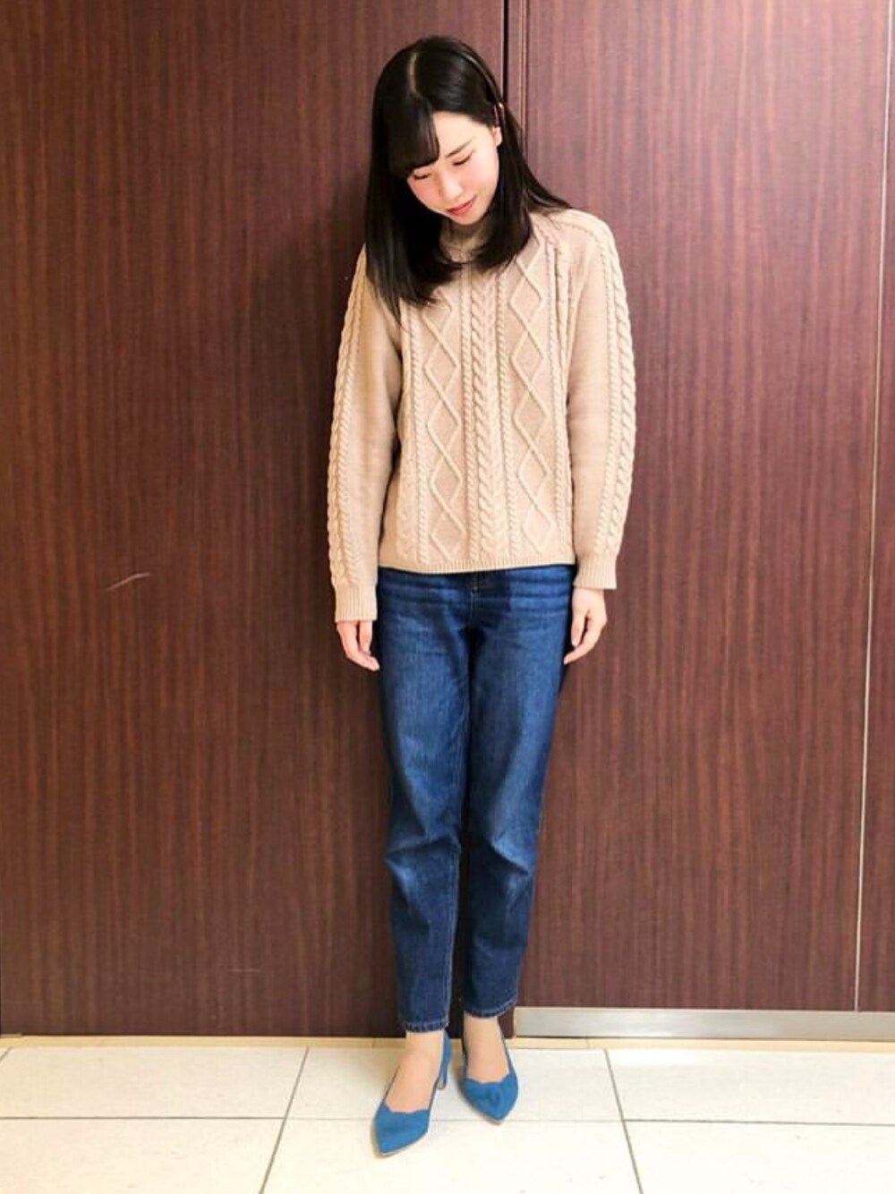 ブルー系のパンプスを着用したレディースの冬コーディネートの1枚目の写真