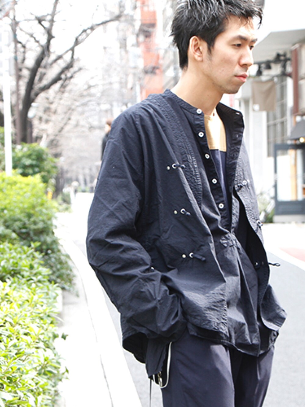 「nonnative、ビッグシルエット、ノーカラーシャツ、ネイビー、ワントーンコーデ」｜「nonnativeのアイテム（その他アウター、ブルー系）」を使った、KEITOさん（メンズ・182cm）の春コーディネートの1枚目の写真